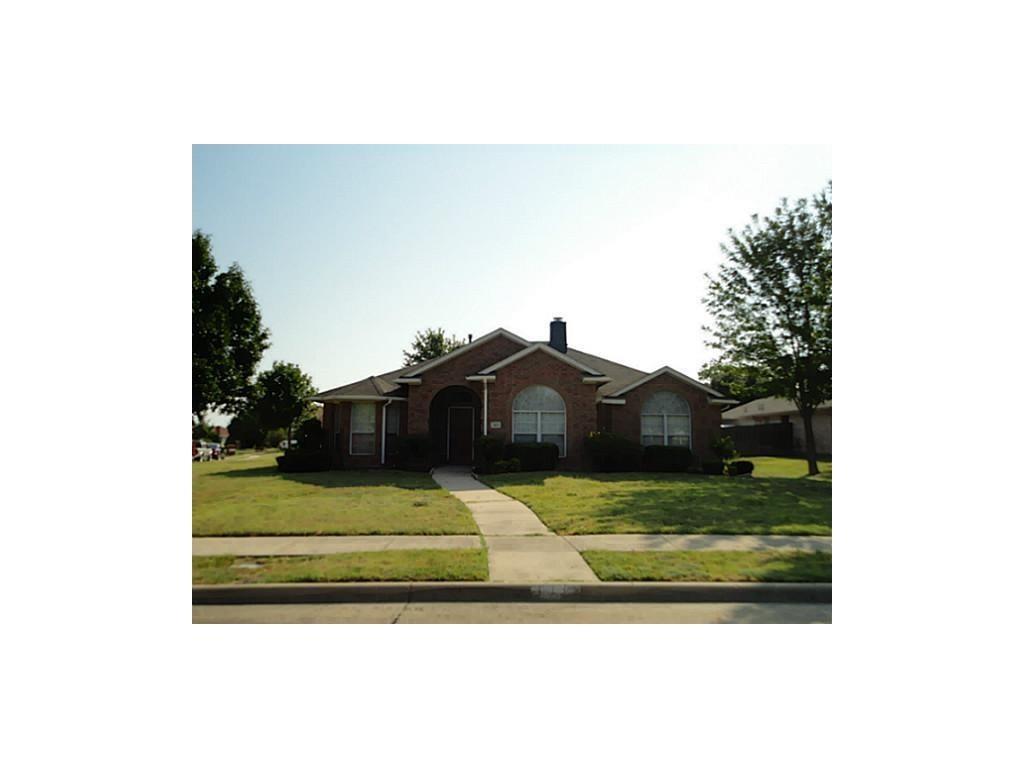 BRIGHT AND OPEN FEEL!! EXCELLENT HOUSE WITH GREAT FLOOR PLAN. FORMAL DINING, OPEN KITCHEN. NEWISH COOKTOP, MICROWAVE AND OVEN. RECENT PAINT. NICE SIZE YARD. GREAT LOCATION RIGHT ON A CULDESAC. OPEN KITCHEN WITH PLENTY OF CABINETS AND COUNTER SPACE. GOOD SIZED BREAKFAST OVERLOOKING FAMILY ROOM. THIS IS A MUST SEE!!  WONT LAST LONG!!