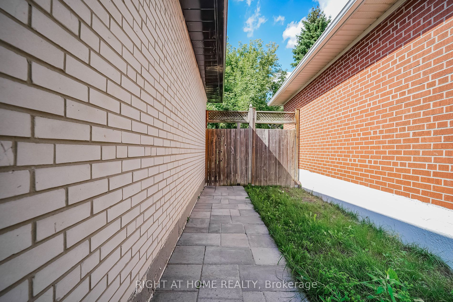 50 Coral Harbour Cres Unit B