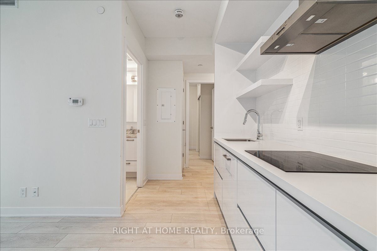 2221 Yonge St 2407