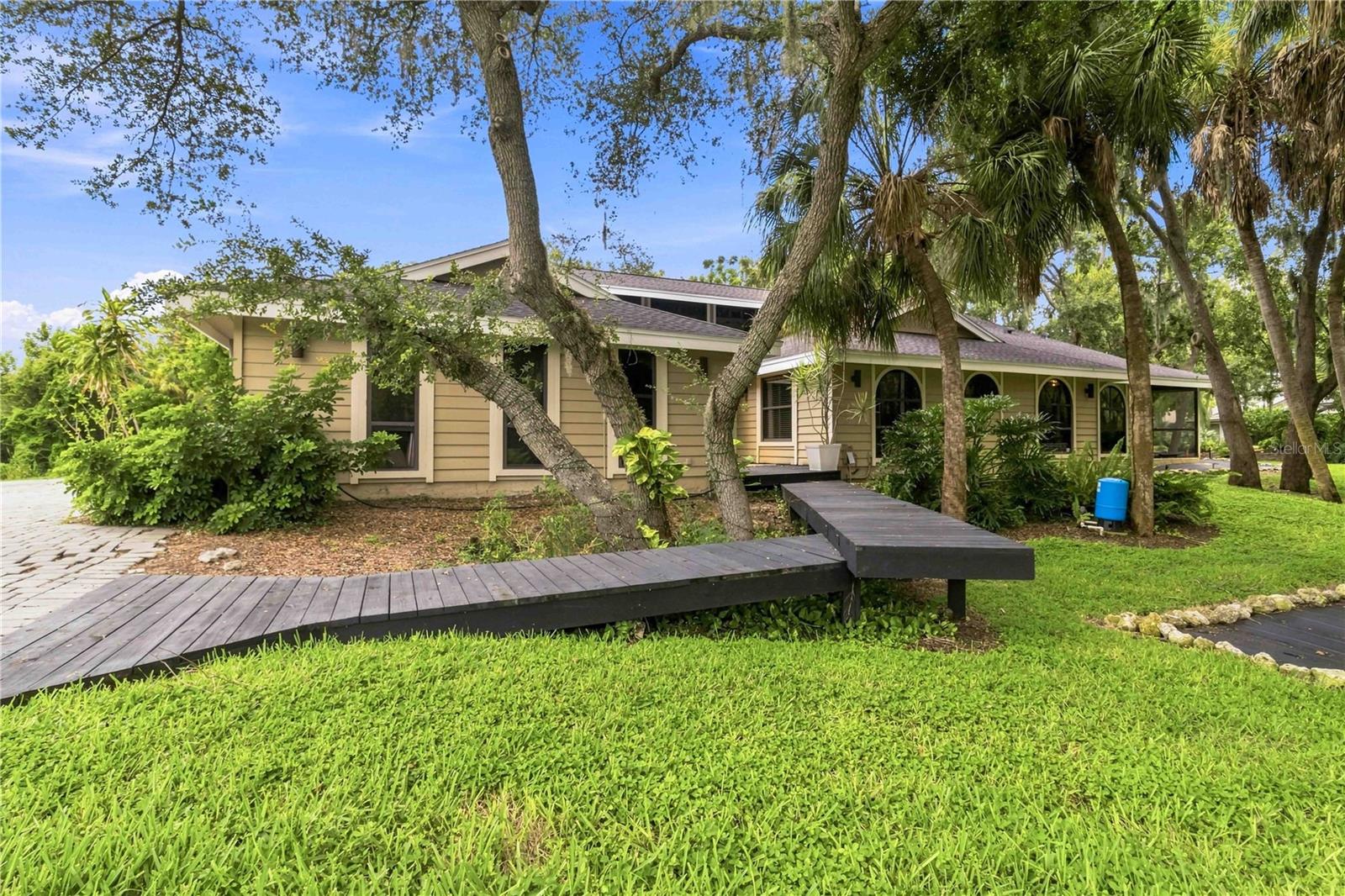 902 Drakeswood Court