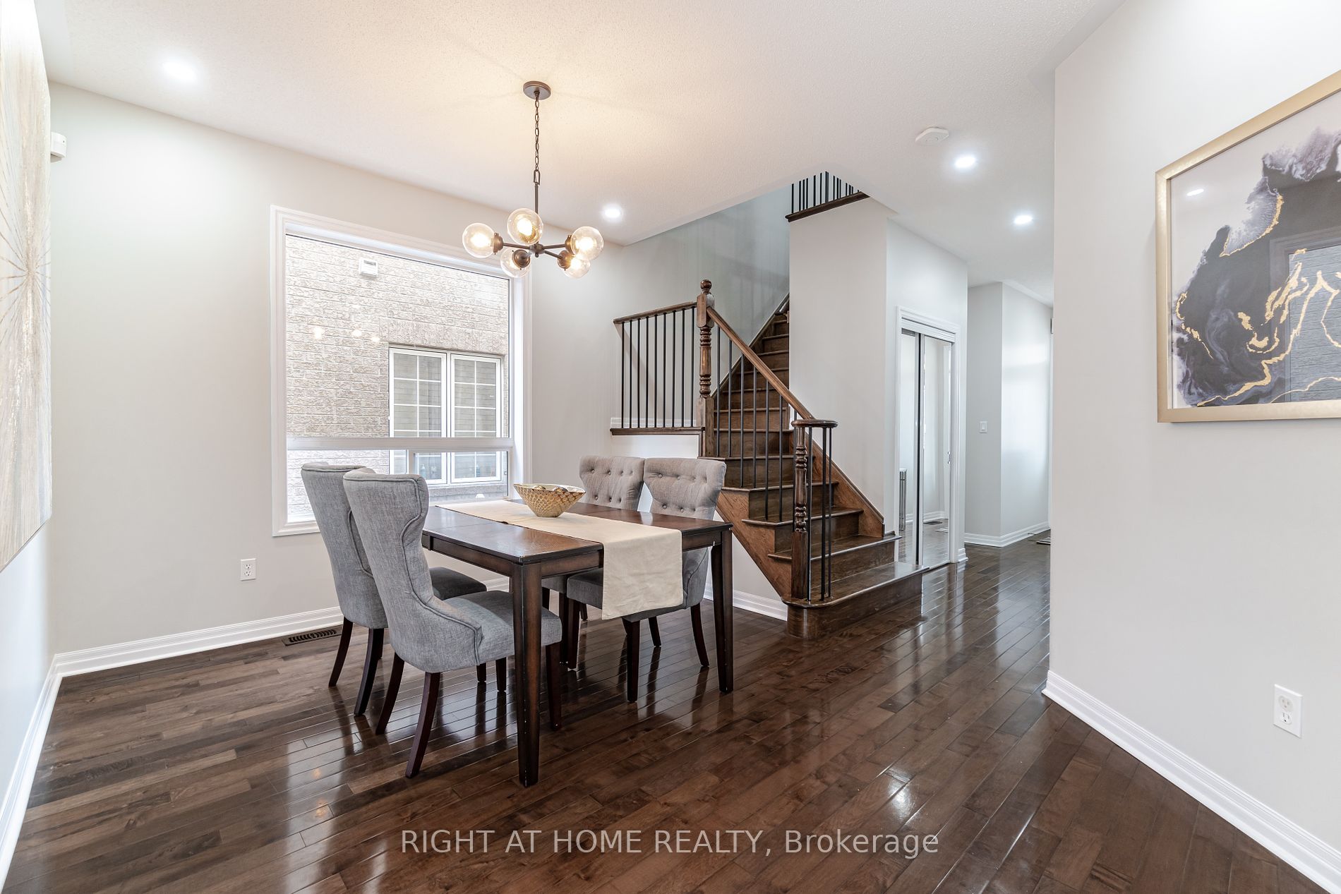 19 W Dehaviland Cres