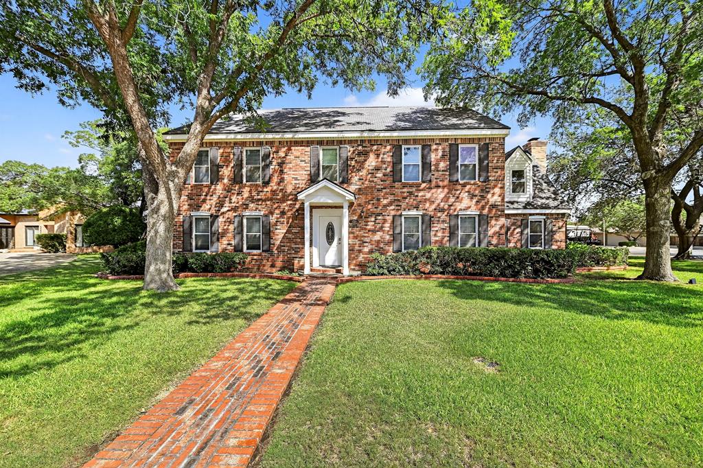 ABSOLUTELY CHARMING & SO NICELY UPDATED GREEN TREE ESTATE!  5 SPACIOUS BEDROOMS, 4 FULL BATHS, GREAT ROOM, FORMAL LIVNG + LARGE GAME ROOM!  FORMAL DINING ROOM + BREAKFAST AREA!  UPDATED GOURMET KITCHEN WITH GRANITE COUNTERTOPS & LARGE BREAKFAST BAR!  LOTS OF CUSTOM LIGHTING!  HARDWOOD & TILE FLOORING, HIGH CEILINGS, WALLS OF WINDOWS & LOVELY GROUNDS!  MASTER SUITE HAS RECENTLY UPDATED BATH, BALCONY FOR FANTASTIC VIEWS!  OVERSIZED GARAGE + WORKSHOP AREA!   WATER WELL FOR GROUNDS!  HUGE UTILITY ROOM...UPDATED BATHS ARE GORGEOUS!