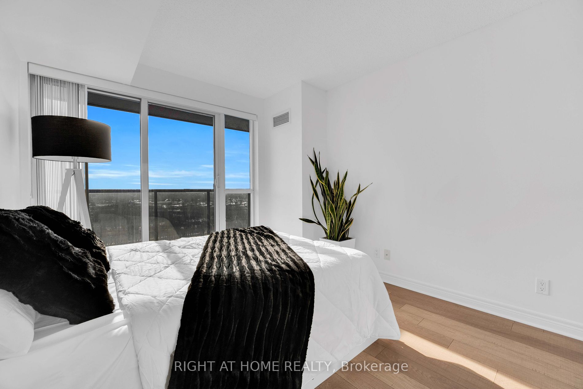 50 Town Centre Crt 1101