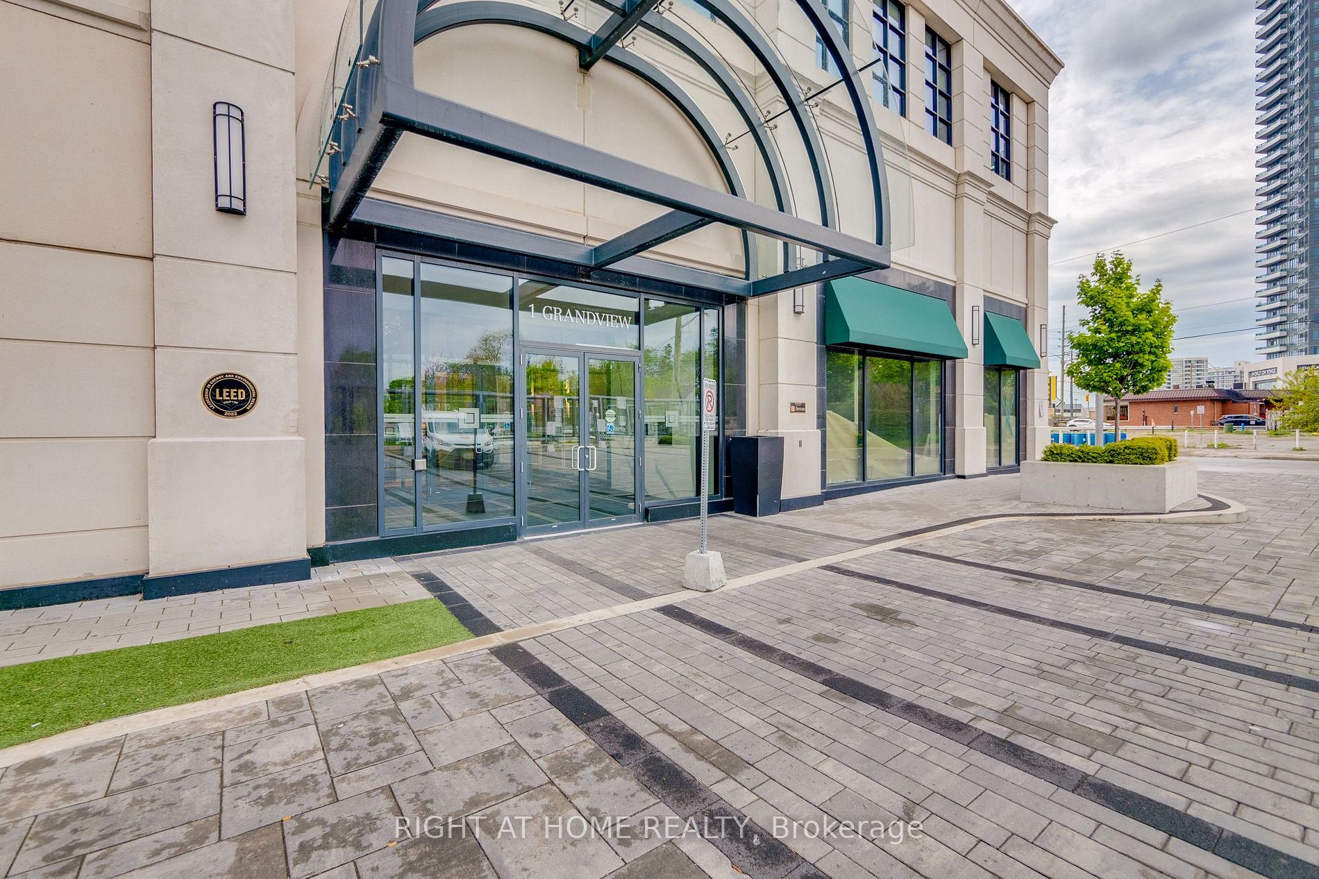 1 Grandview Ave 1209
