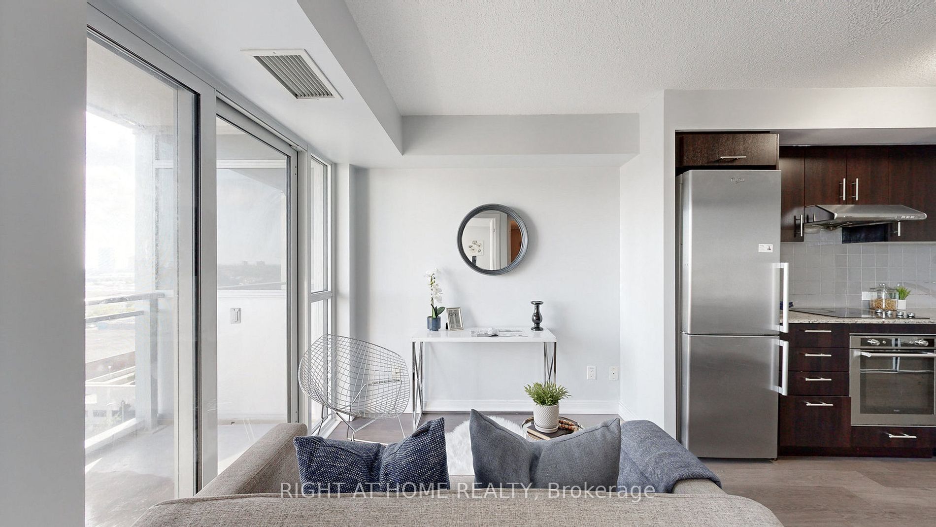 255 Village Green Sq 1210