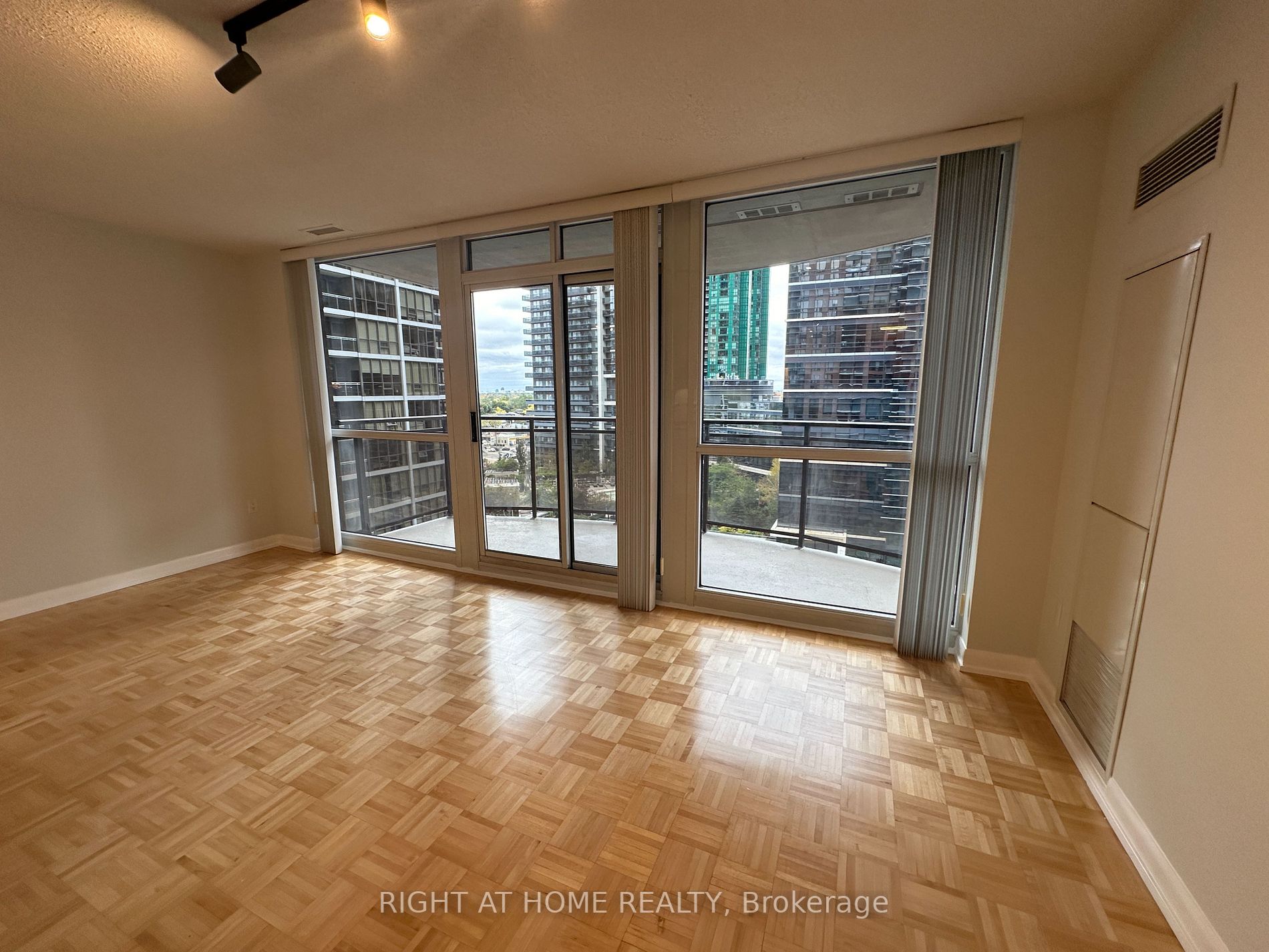 33 E Sheppard Ave 1205