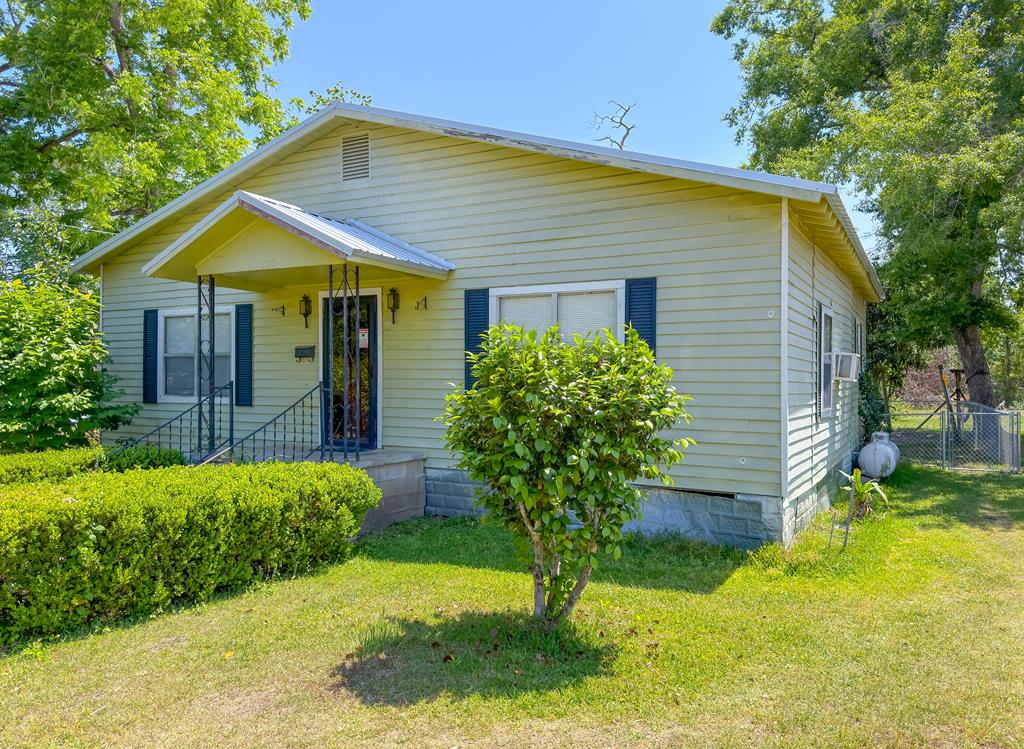 Great location!  2-bedroom 1 bath with bonus room, in downtown Thomasville close to shopping, hospital and schools.   The home was remodeled in 2025 with a new roof, plumbing, and flooring.  Great investment home with established rental income.    Only 30 minutes from Tallahassee. More photos coming soon!