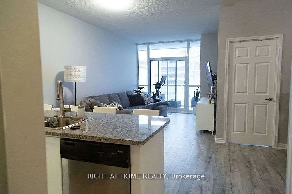 19 Grand Trunk Cres 305