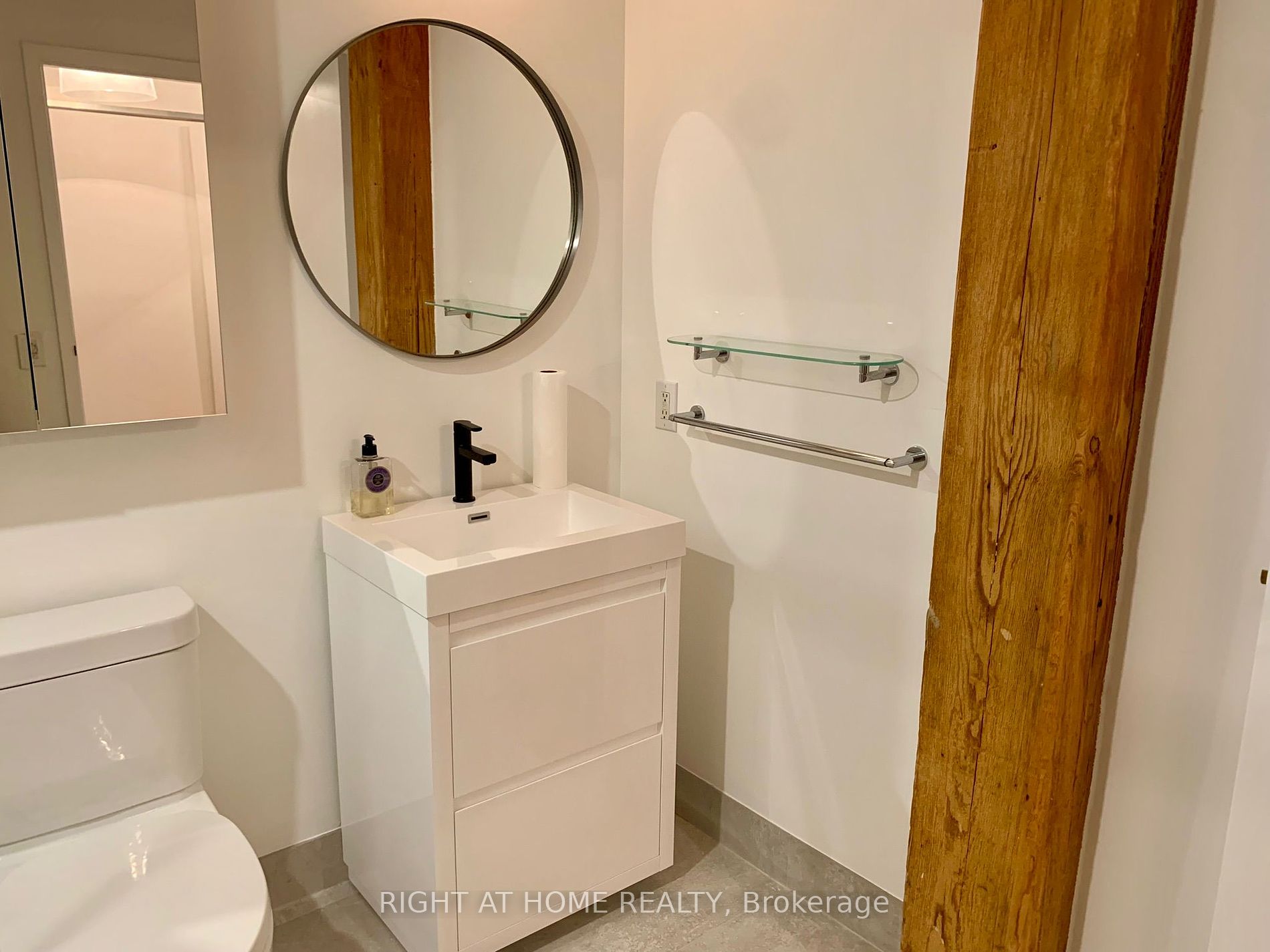993 W Queen St 413