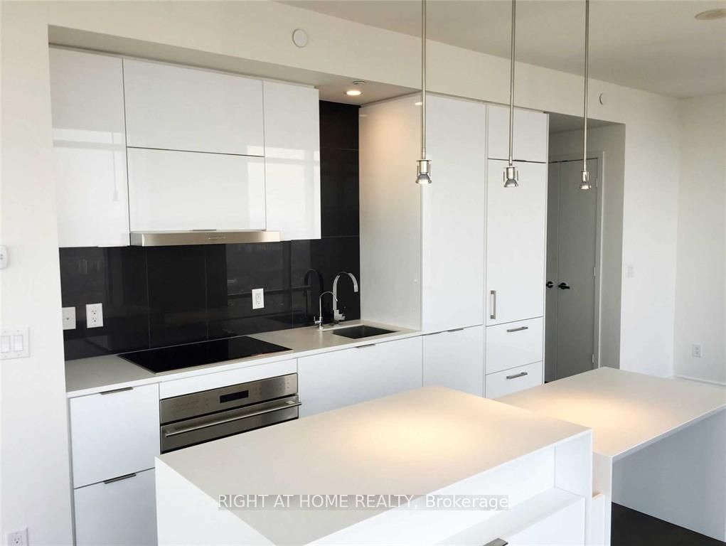 1 E Bloor St 5704