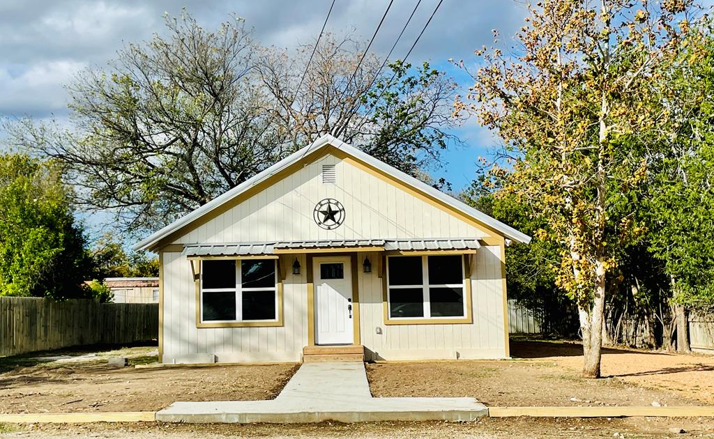 810 Hackberry, Junction, TX 76849