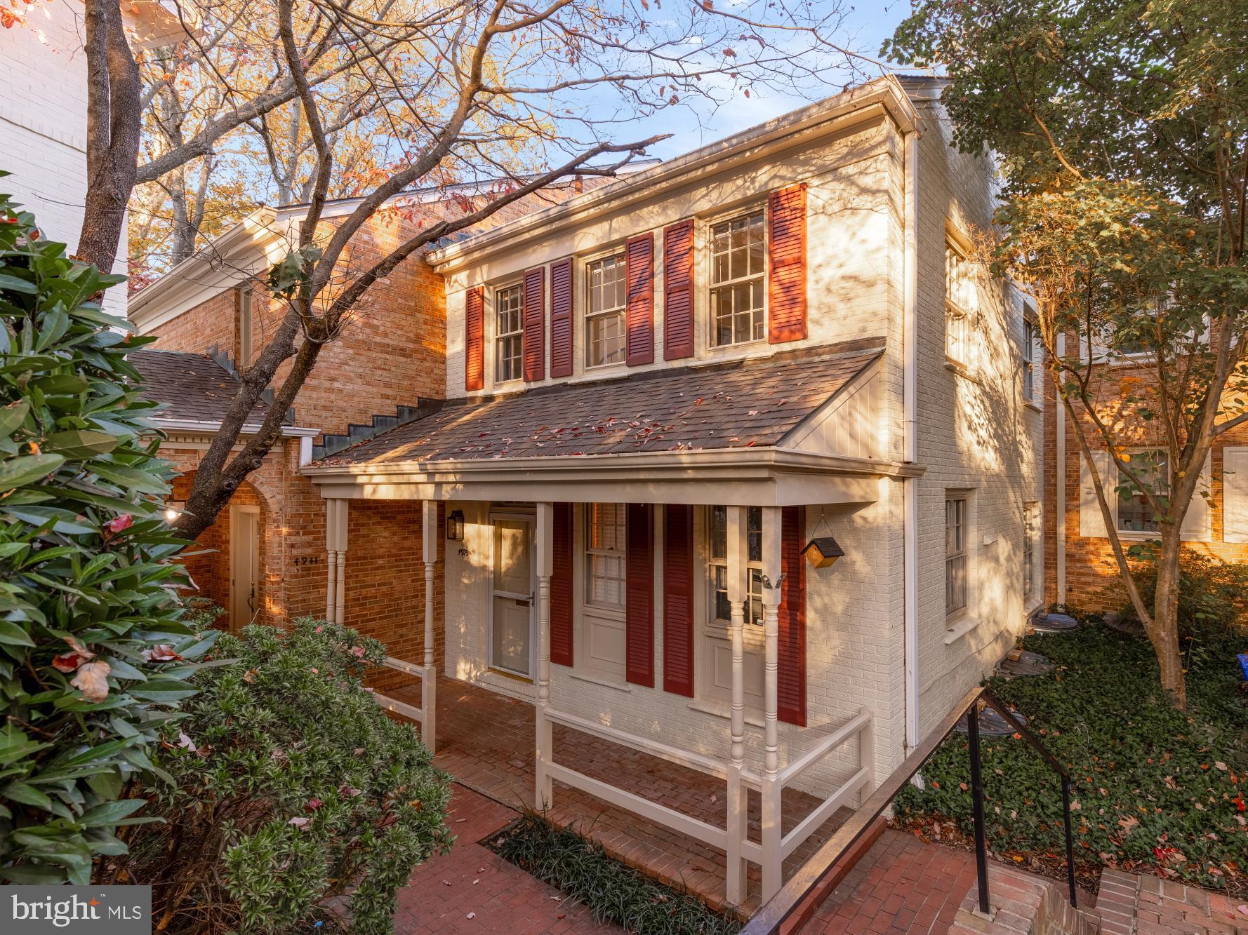 4939 Crescent Street C18