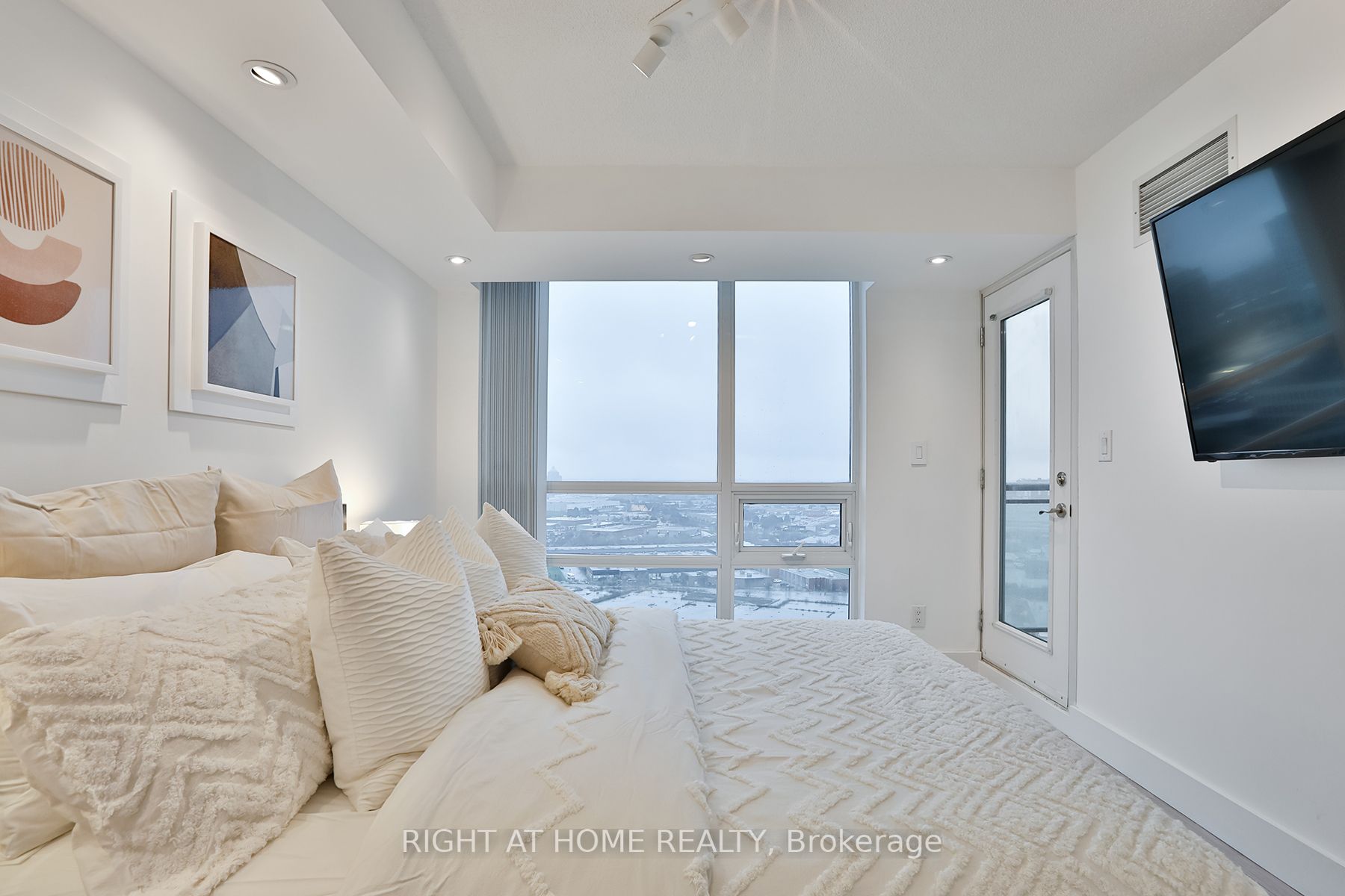 88 Grangeway Ave 2506