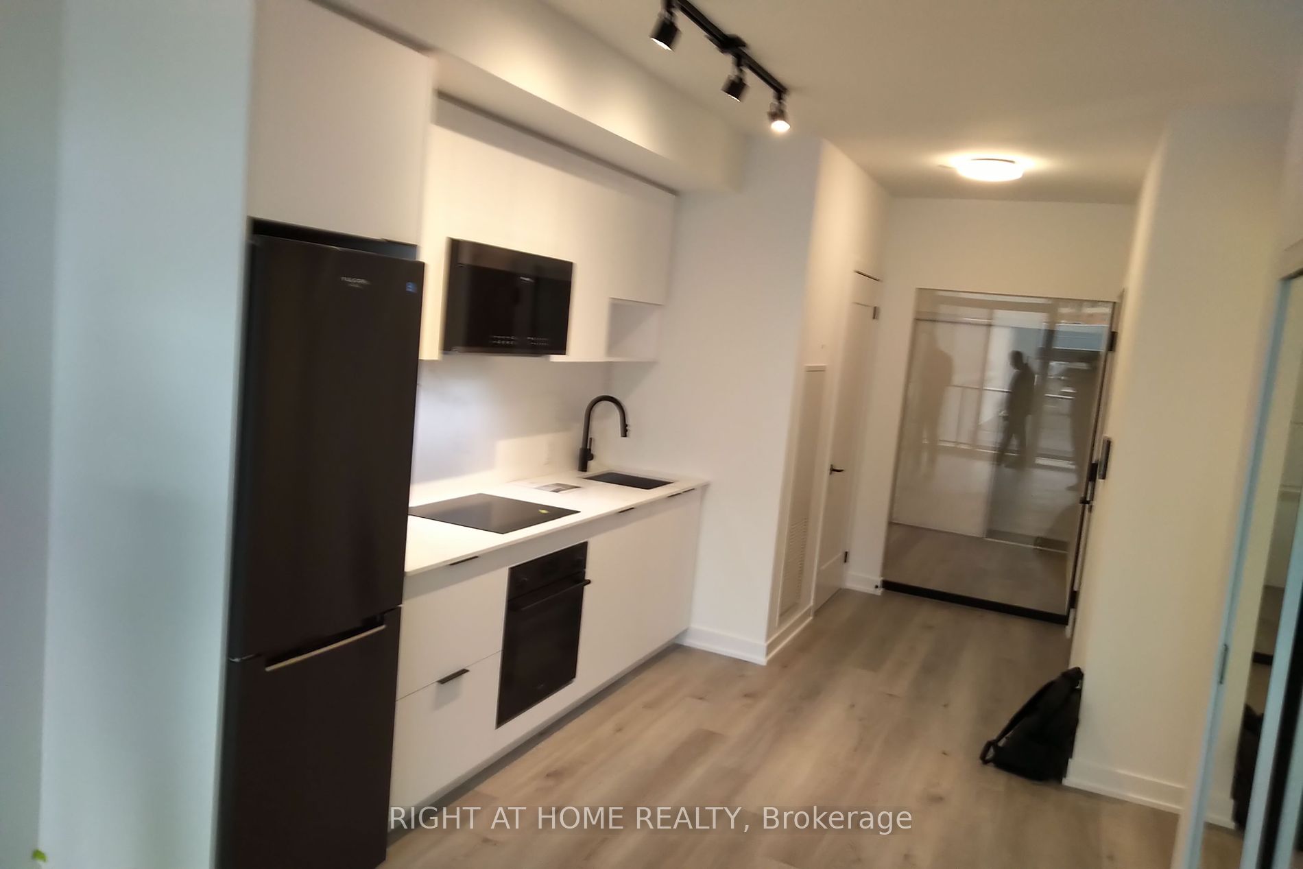 5 Defries St 422