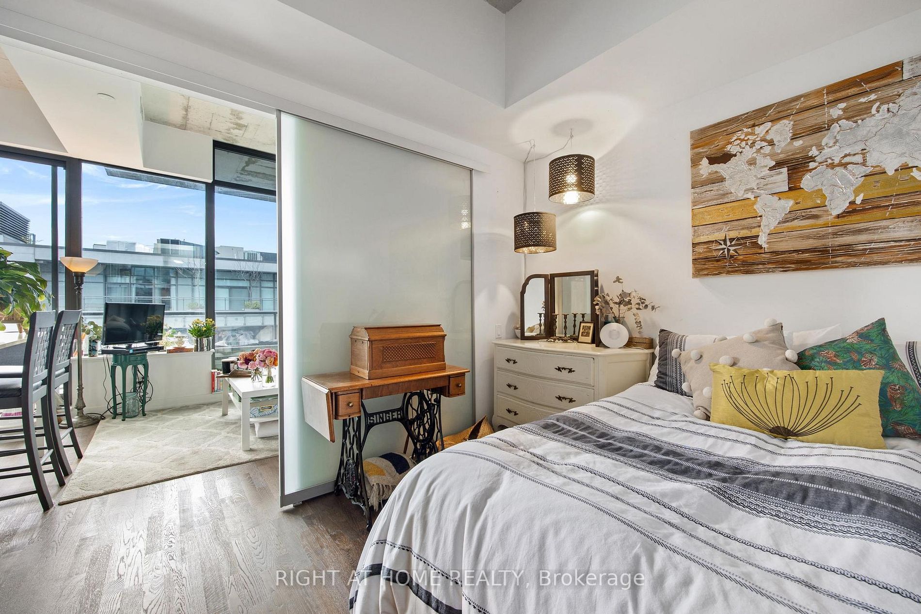 560 W King St 1004