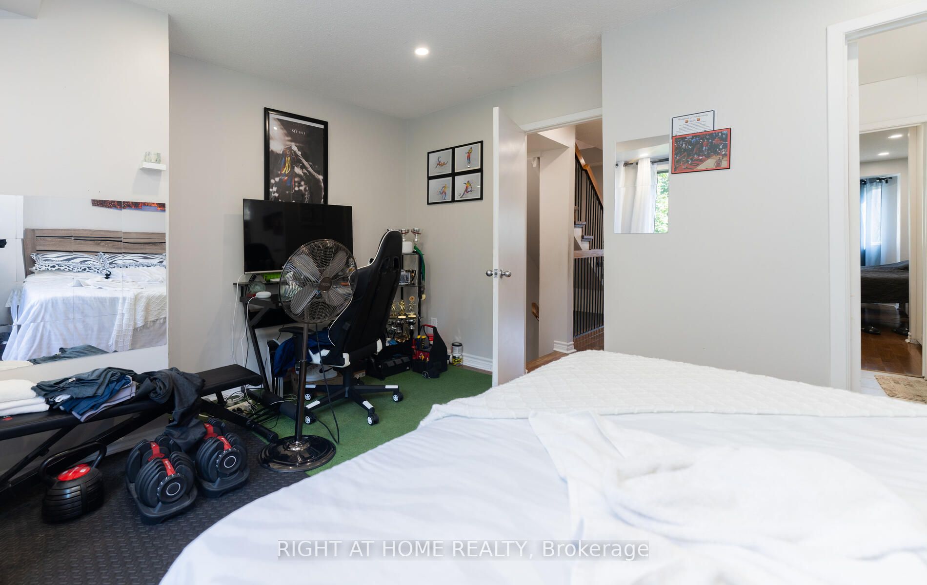 2472 E Eglinton Ave Th 19