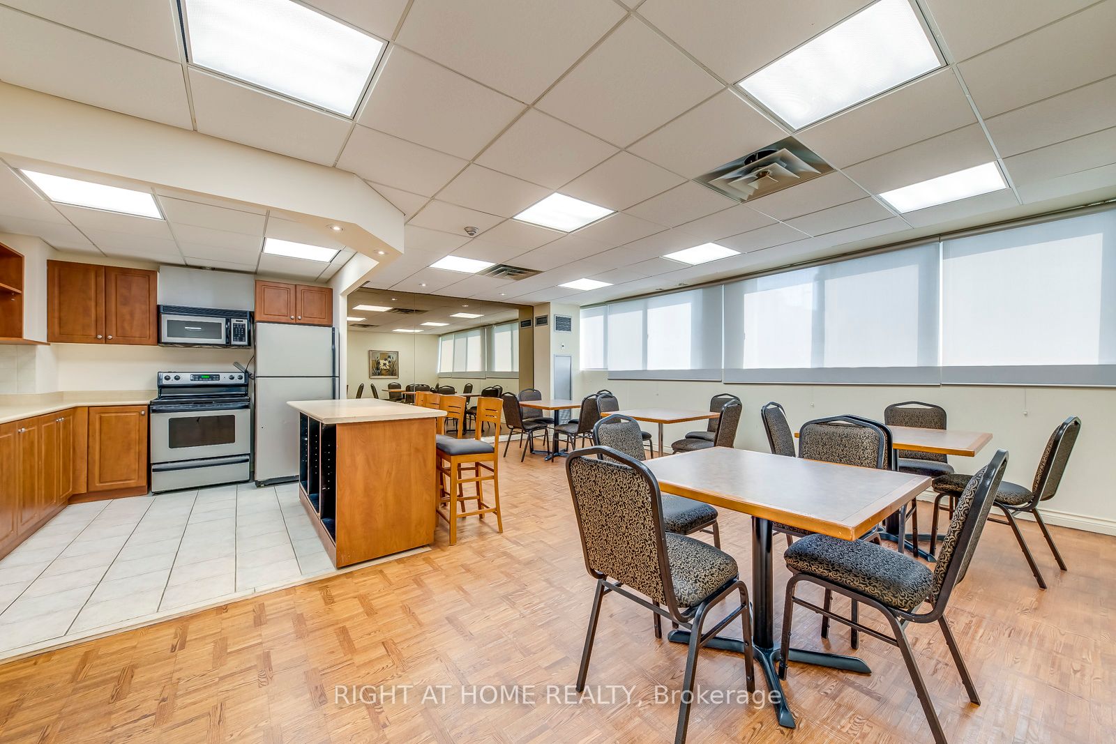 3700 Kaneff Cres 1412