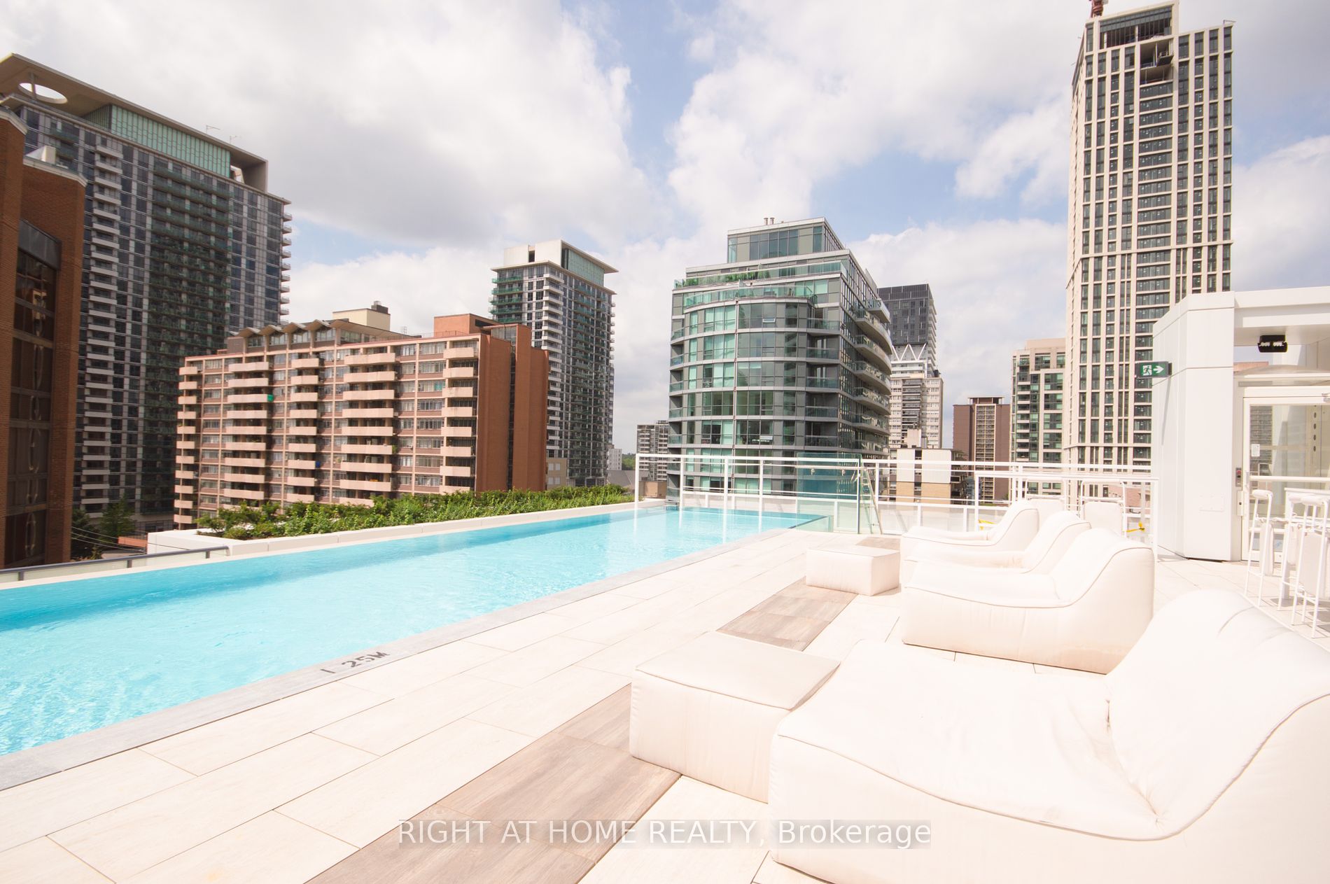 161 Roehampton Ave 709