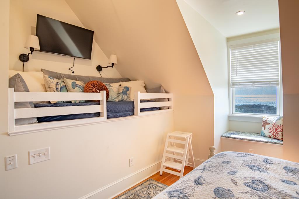 212 Bay Ave 9A