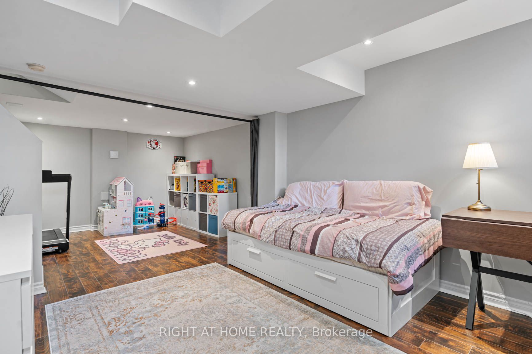 2420 Baintree Cres