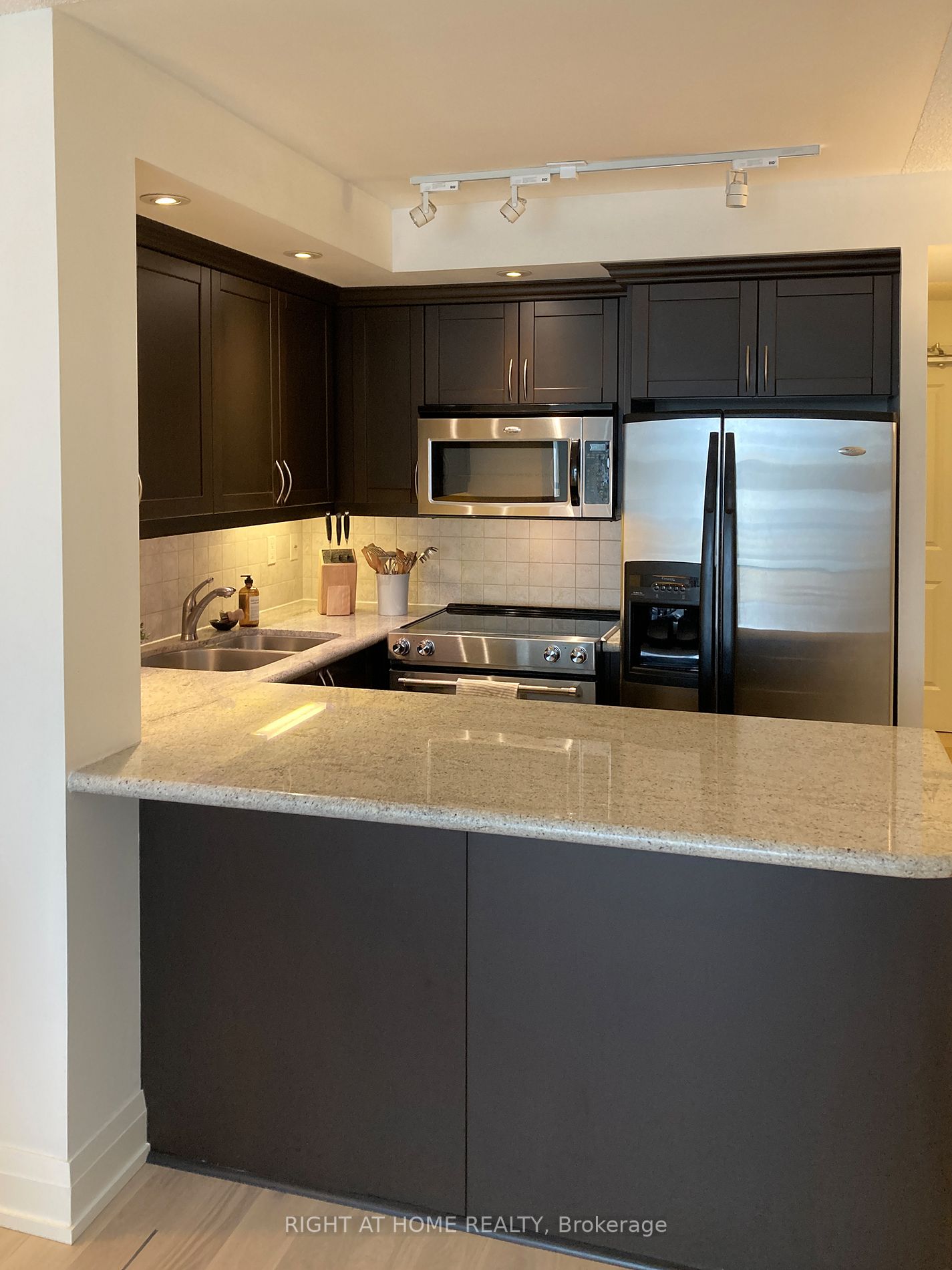 900 Mount Pleasant Rd 704