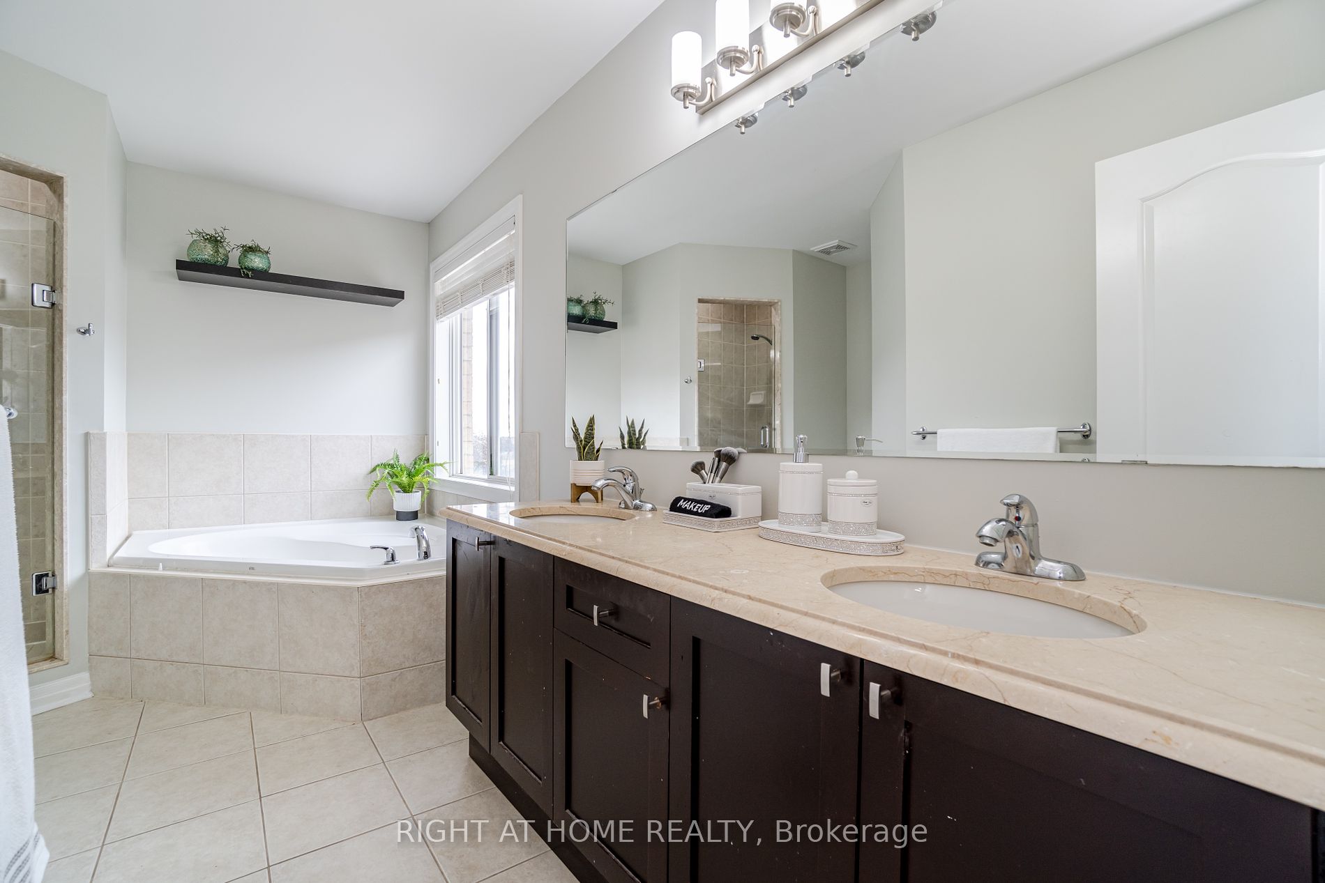 19 W Dehaviland Cres