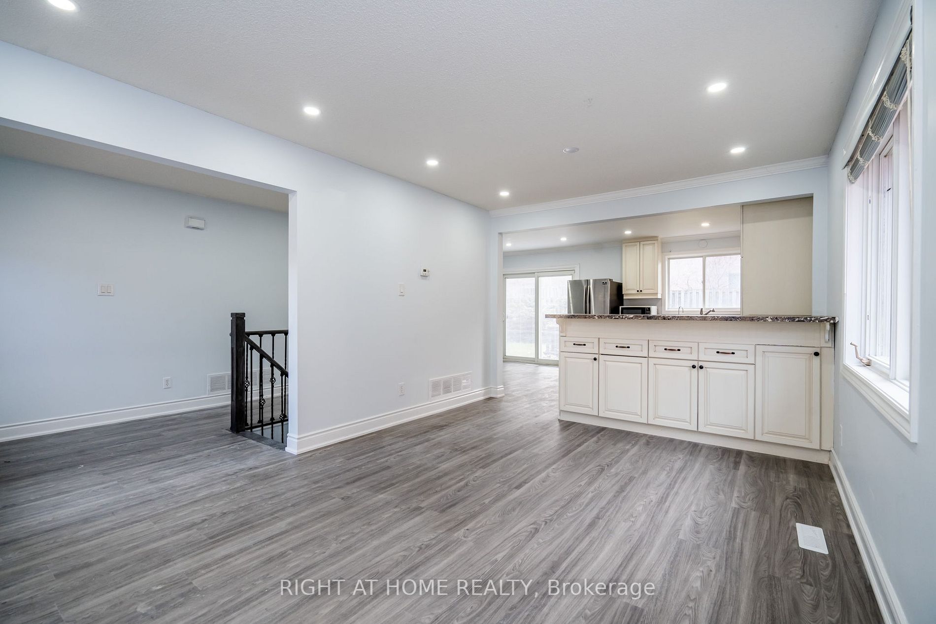 1052 Dina Cres