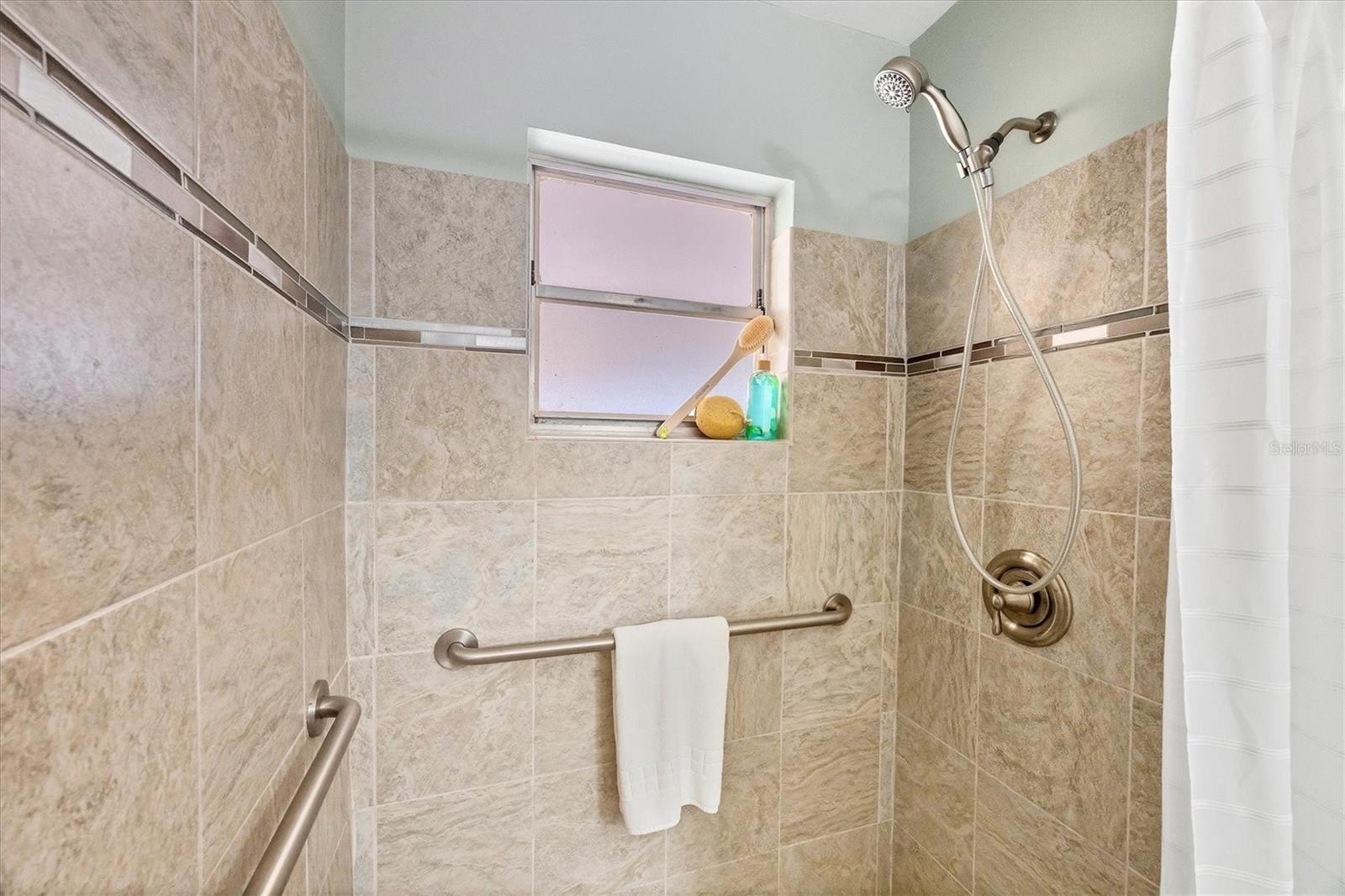 390 301 Boulevard W 27C