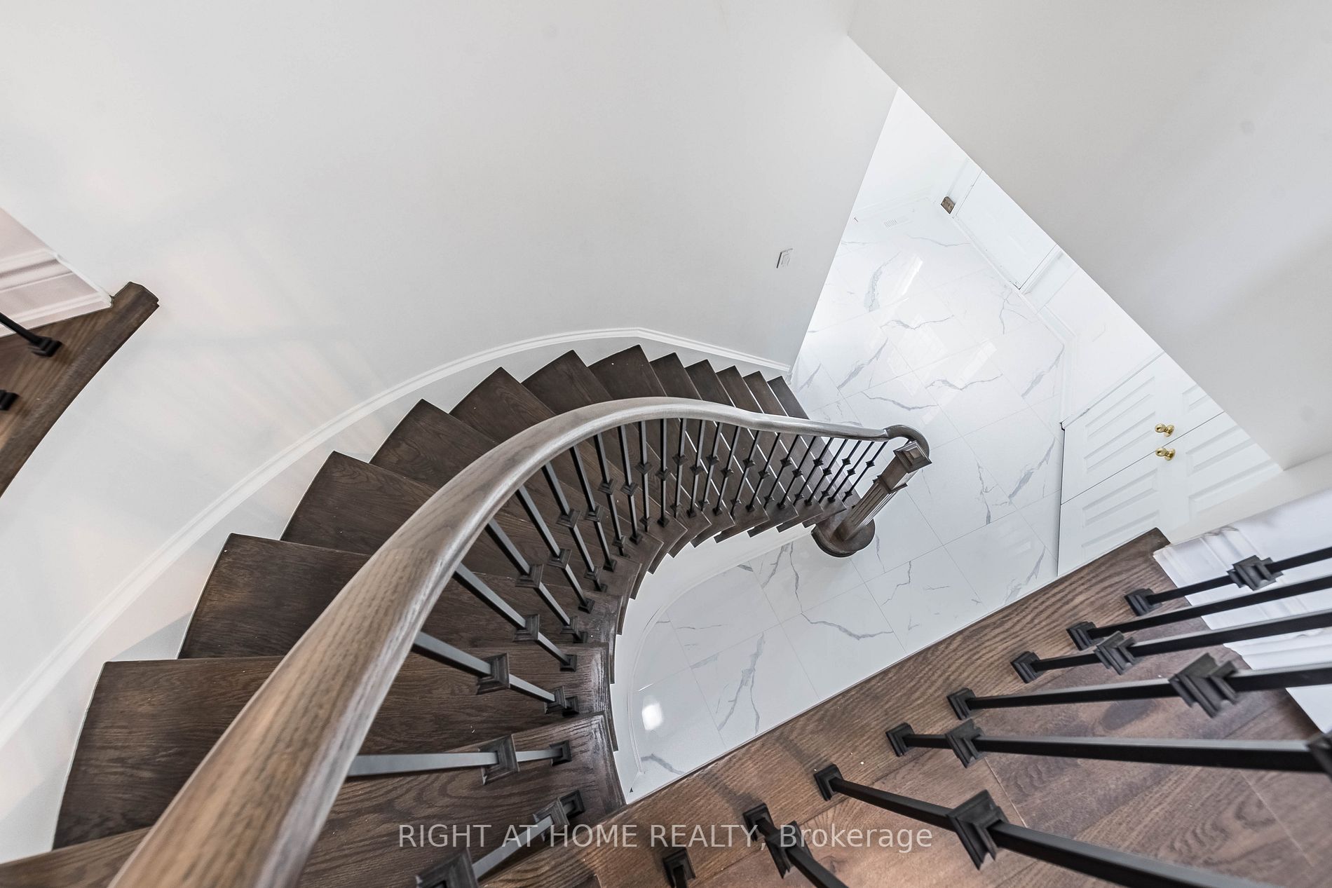 5579 Whitehorn Ave Upper