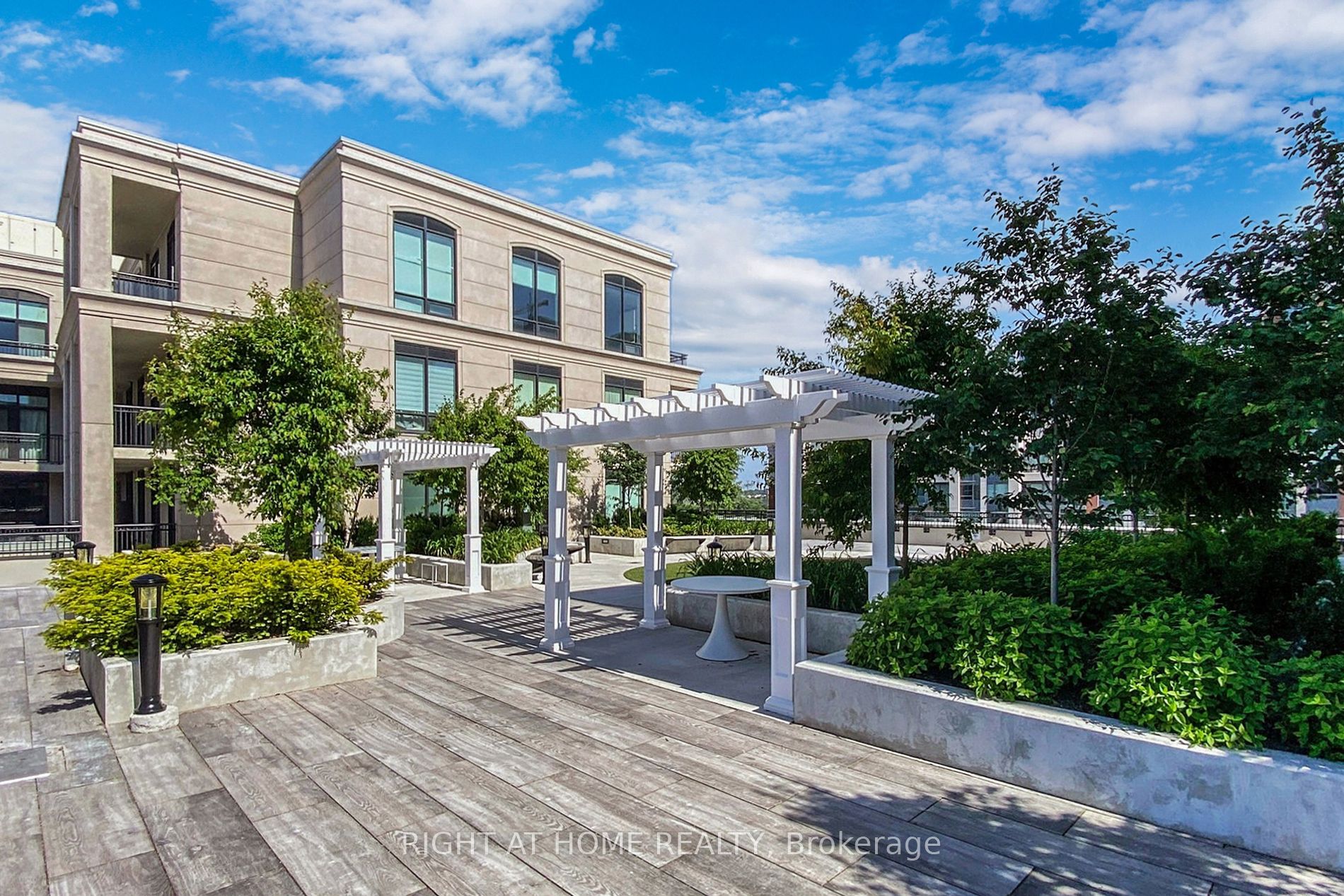 268 Buchanan Dr 501W