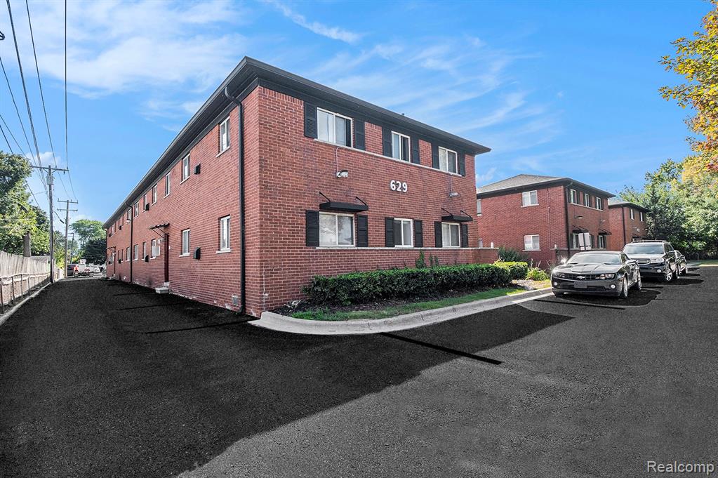 629 W Maple Rd 6