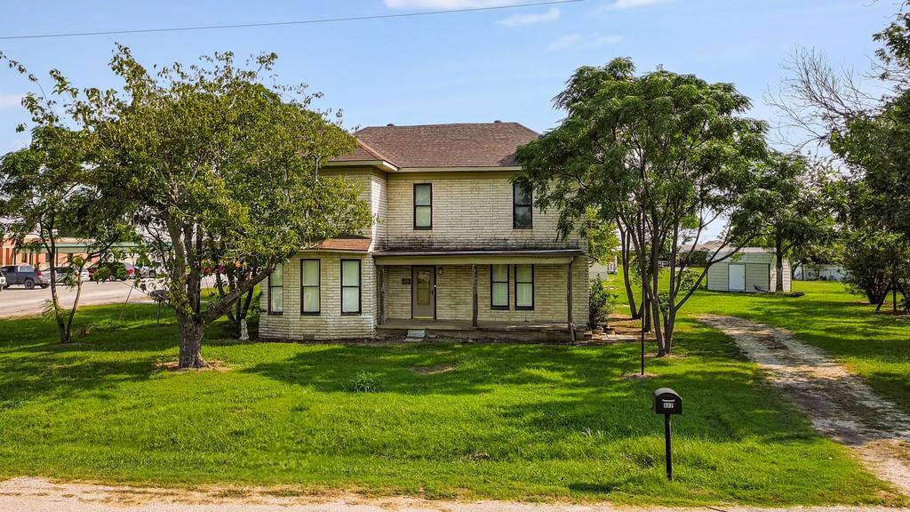 112 W Hackberry Street