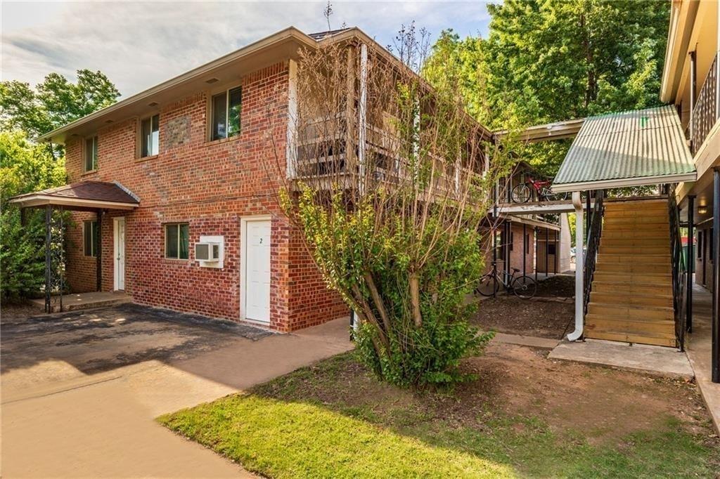 Cute updated 1 bed 1 bath in heart of Edmond. Updated galley kitchen with pantry. Large bedroom and updated bathroom. Close to UCO, downtown Edmond and so much more. Tenant is responsible for $100 for utilities