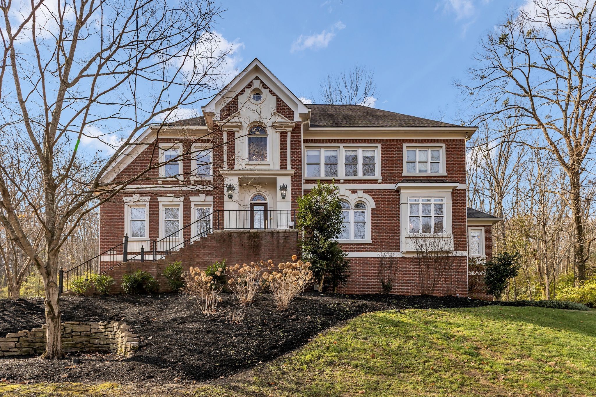 553 Grand Oaks Dr — sold