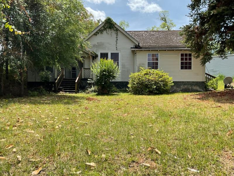 First time home buyer/ Investor Special!! 3bed/1bath. This home with utilities on, and with a little work is ready to go. Plenty of living space with the home offering 1608 sqft. 0.72 acre Lot with good visibility and high traffic. Zoned C-1. Residential Development in progress in the surrounding area. Call your favorite realtor today for more information.