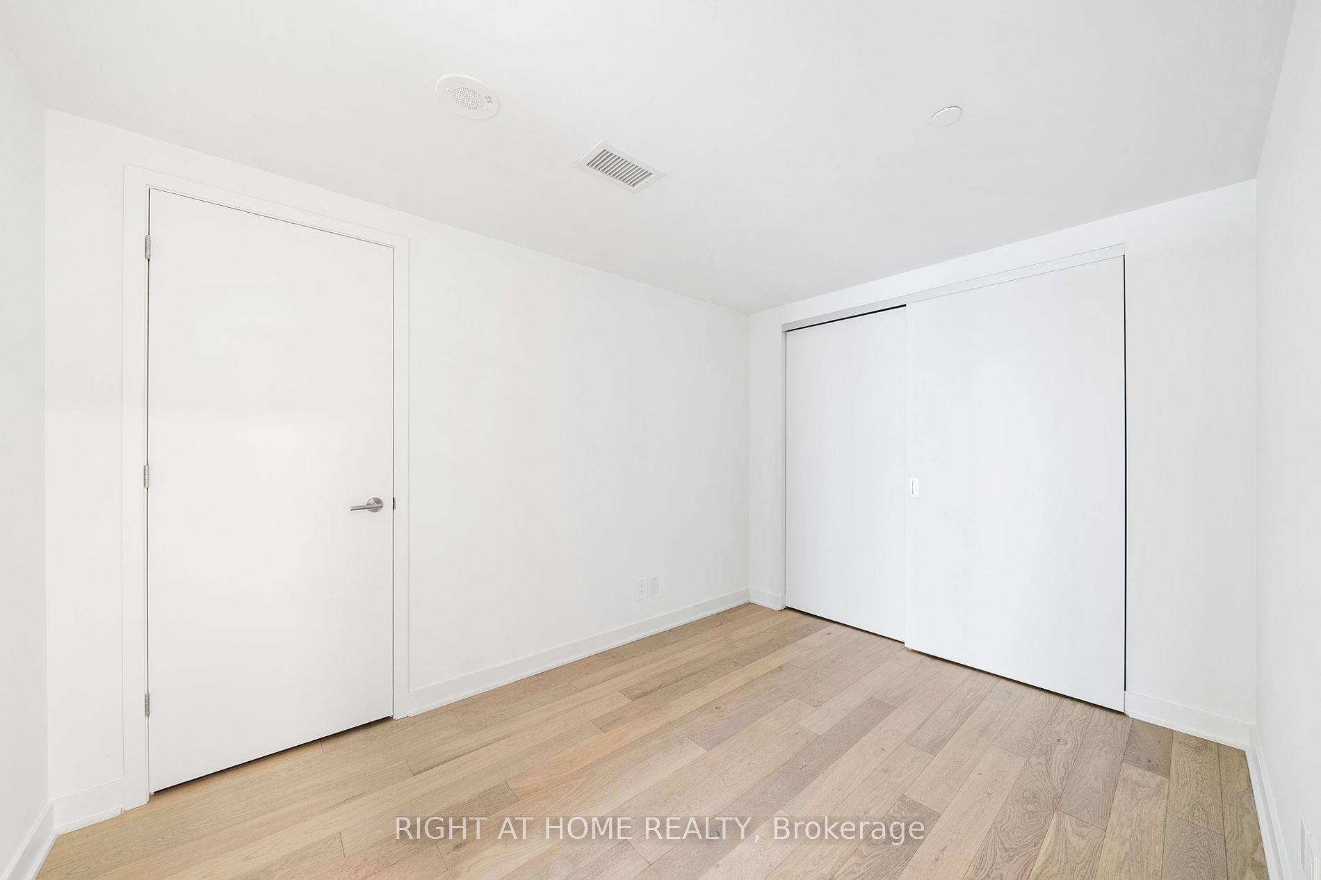 2720 Dundas St 520