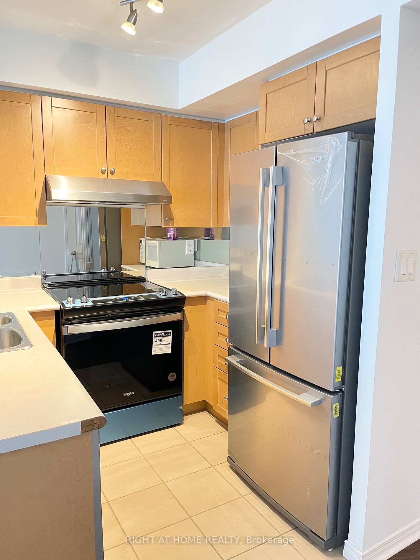 230 E King St 606