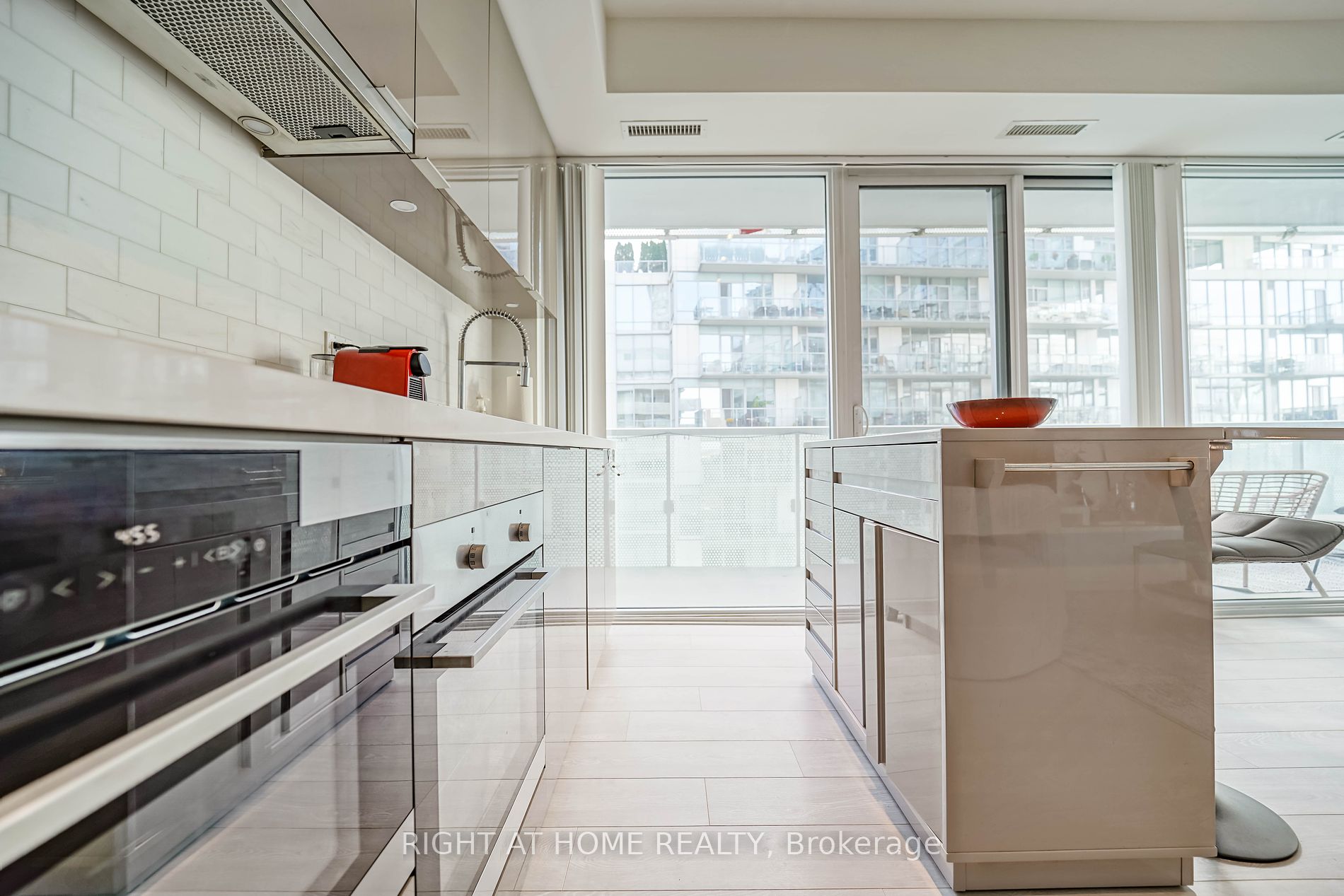15 E Queens Quay 707