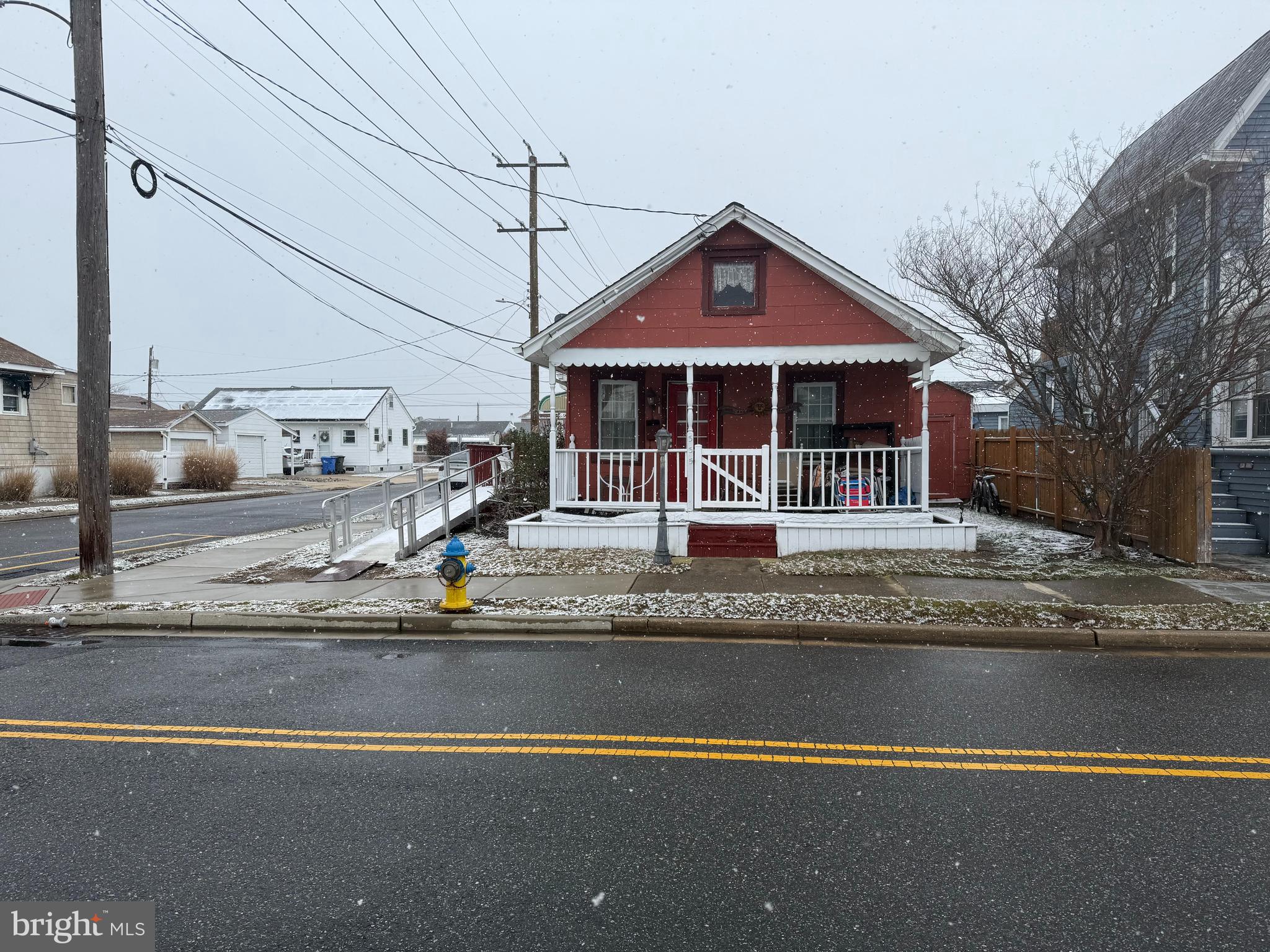 Corner property for sale at an Ideal location on the corner of Hudson and Glenwood just one block to the Bay.  This home requires very extensive structural rehab or to be torn down and build a home!   Corner lot 40x45