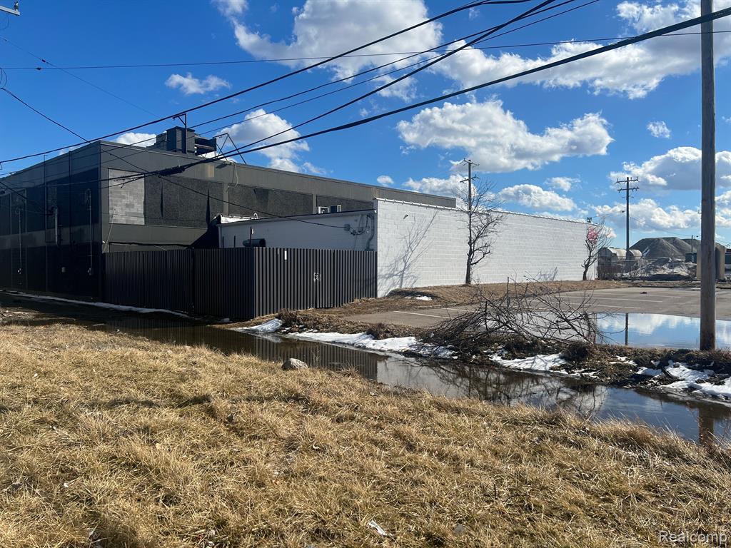 521 E 7 Mile Road