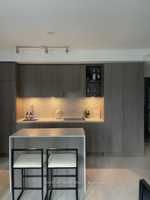 1 Yorkville Ave 805