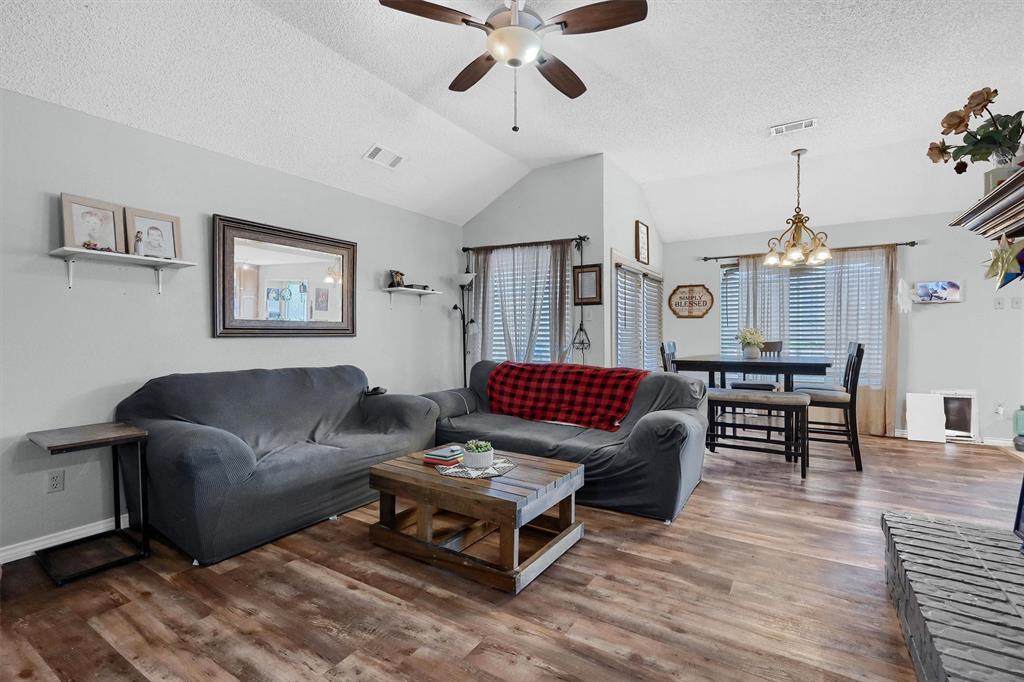 1933 Lakeview Circle