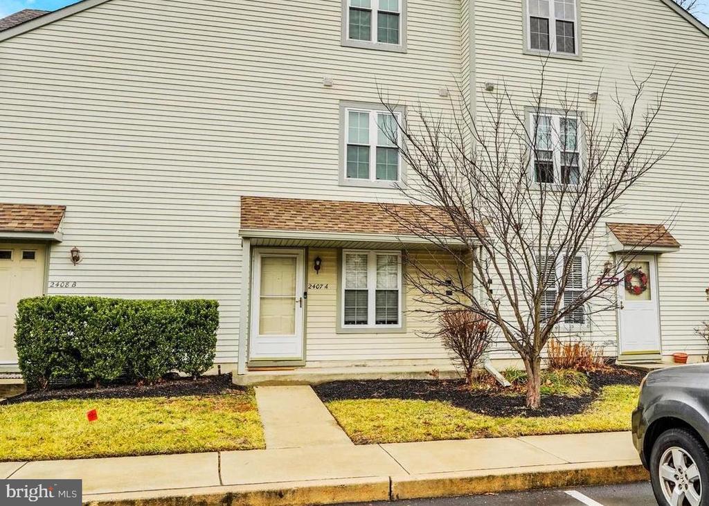 Modern 2-Bedroom, 2-Bathroom Condo for SaleWelcome to this beautifully maintained 2-bedroom, 2-bathroom condo offering the perfect blend of comfort, style, and convenience. The open-concept living and dining area is filled with natural light, creating an inviting space for everyday living and entertaining.The well-appointed kitchen features ample cabinetry and counter space, making meal prep both functional and enjoyable. The spacious primary bedroom includes an en-suite bathroom and generous closet space, while the second bedroom is ideal for guests, a home office, or family members.Additional highlights include in-unit laundry, modern finishes throughout, and a private balcony/patio perfect for relaxing. Located in a well-maintained community with convenient access to shopping, dining, and major routes, this condo is ideal for first-time buyers, downsizers, or investors.Don’t miss the opportunity to make this move-in-ready condo your own.