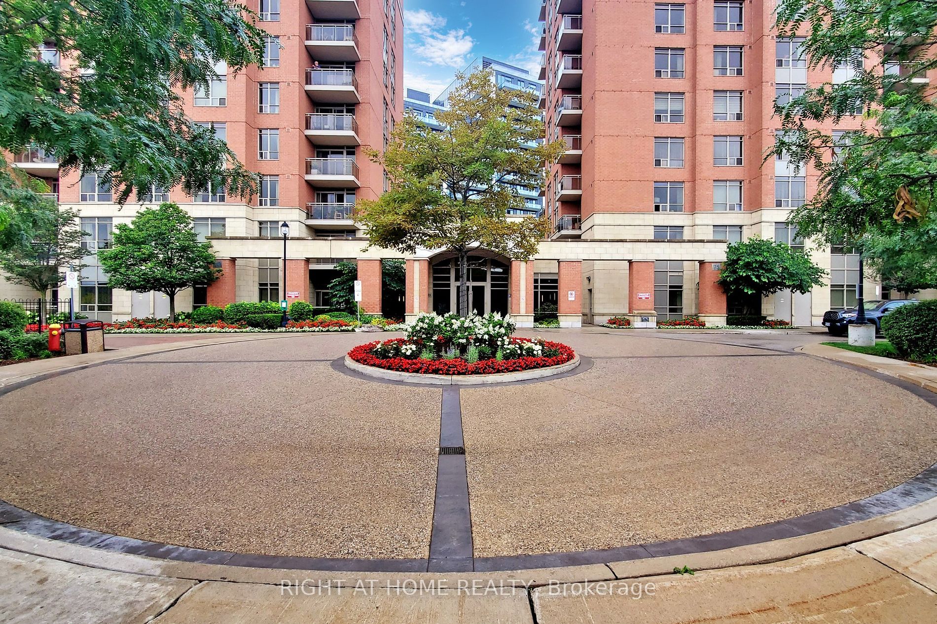 75 King William Cres 204