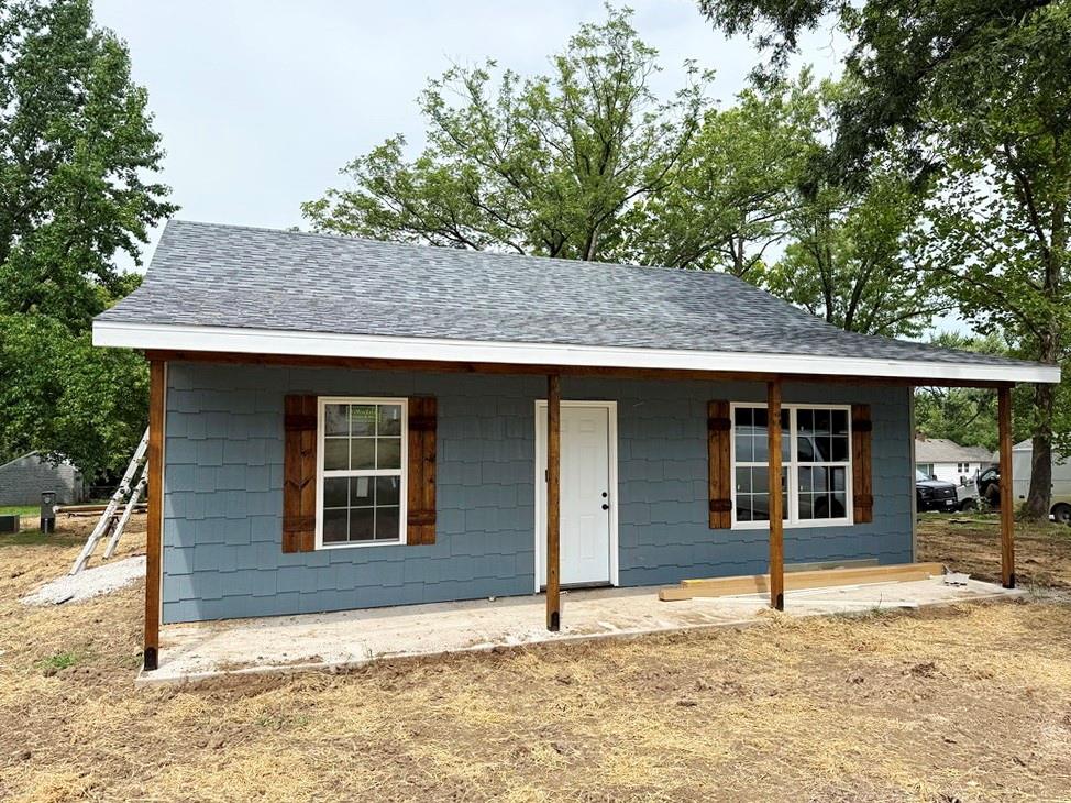 **New Construction Home For Sale – El Dorado Springs, MO**
Tired of fixer-uppers? Discover this affordable, low-maintenance new build in the heart of El Dorado Springs — a move-in ready option for buyers seeking simplicity, efficiency, and modern comfort.  This 2-bedroom, 1-bathroom home offers 875 sq ft of well-designed living space. The kitchen features custom cabinets, a pantry, and brand-new appliances including a refrigerator, oven, and built-in microwave — ready for use on day one.  The two bedrooms share a full hall bathroom with a shower-over-tub combo, and a covered back patio provides a comfortable outdoor retreat.  Estimated completion is October 2025 — now is the perfect time to secure this quality-built home before it's gone.
Interior photos are from a similar home by the same builder; final colors and layout may vary. Exterior photos show the actual home listed.  Call today to schedule a tour or make an offer.