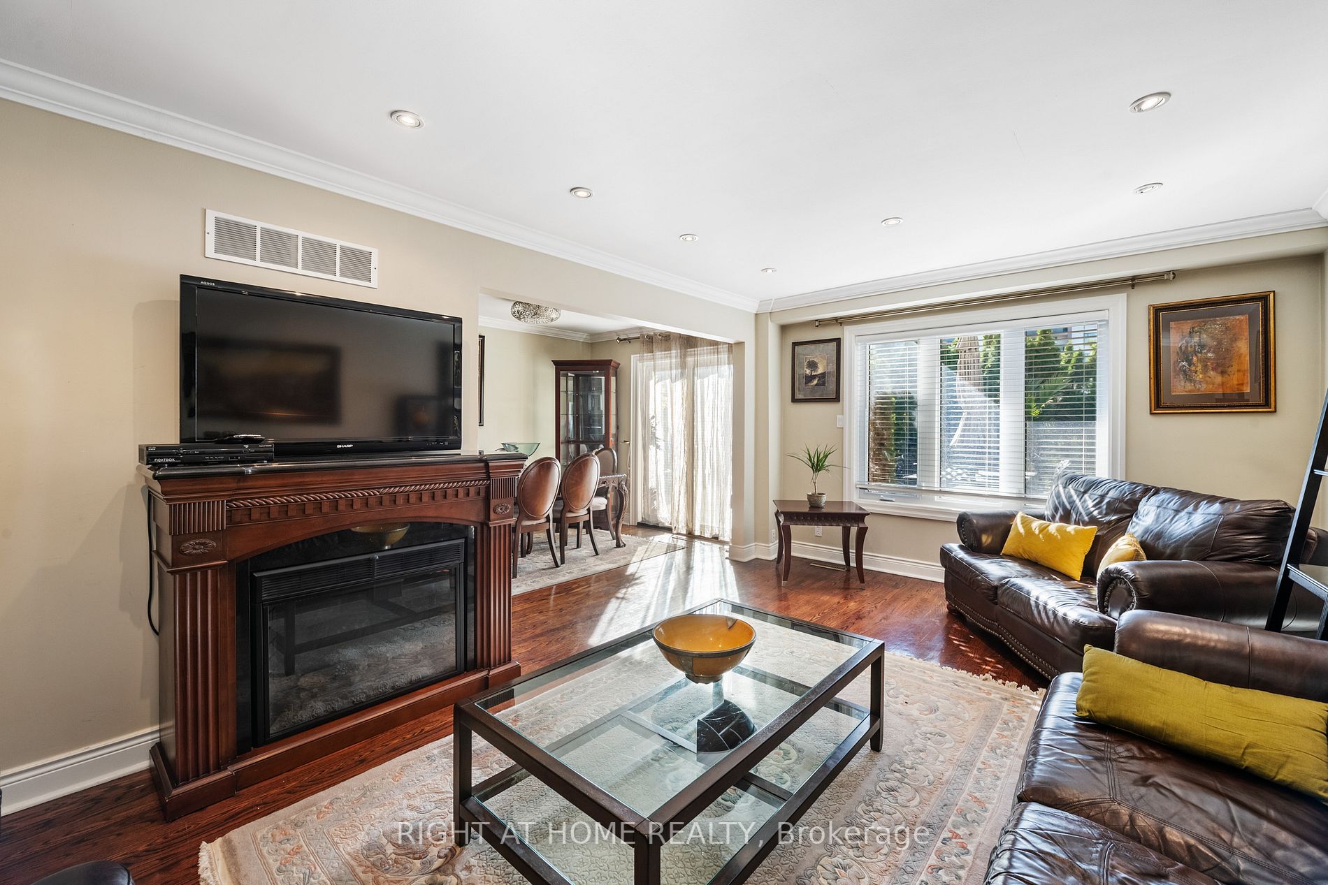 4357 W Bloor St 7