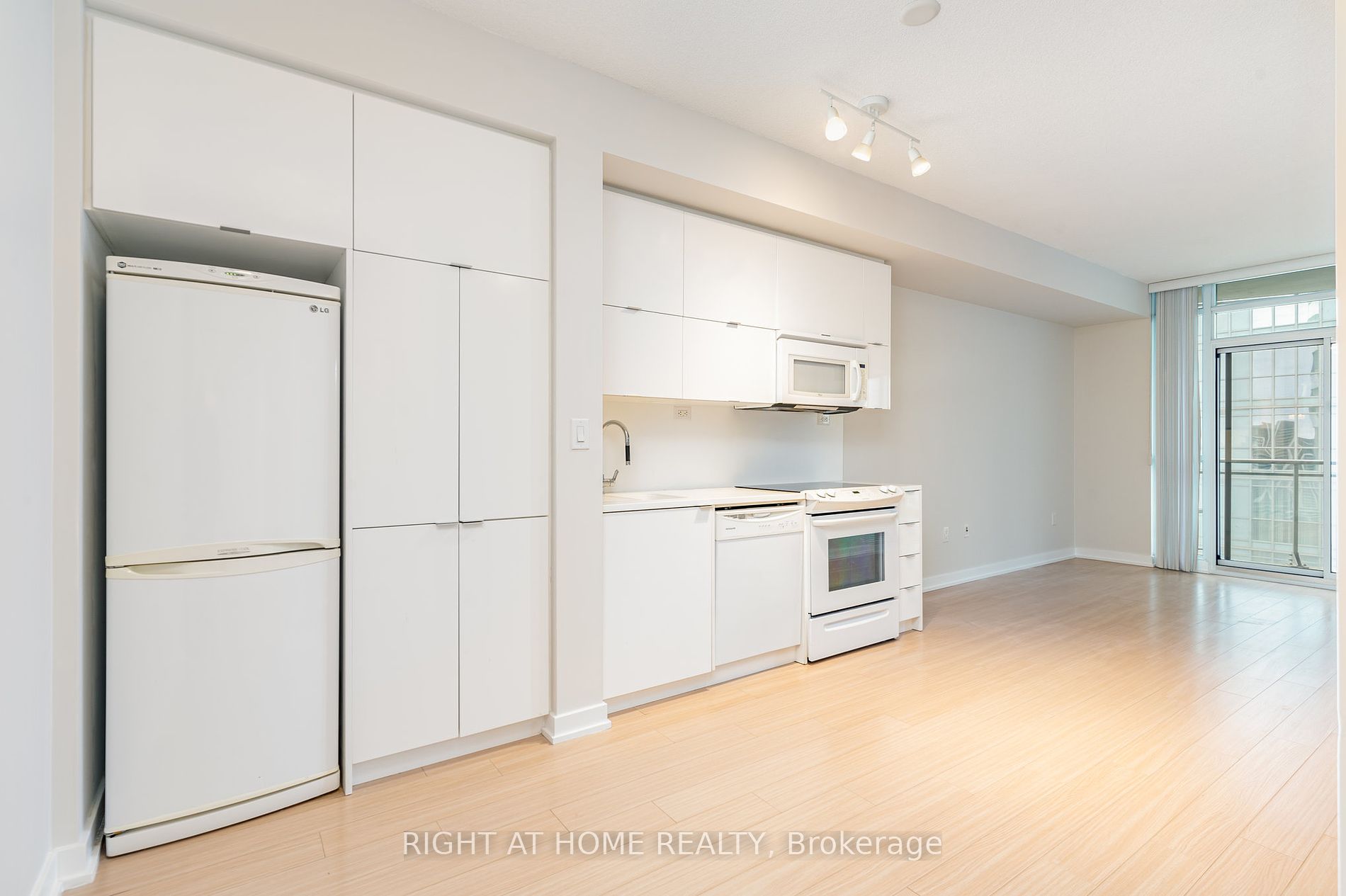 21 Iceboat Terr 3703