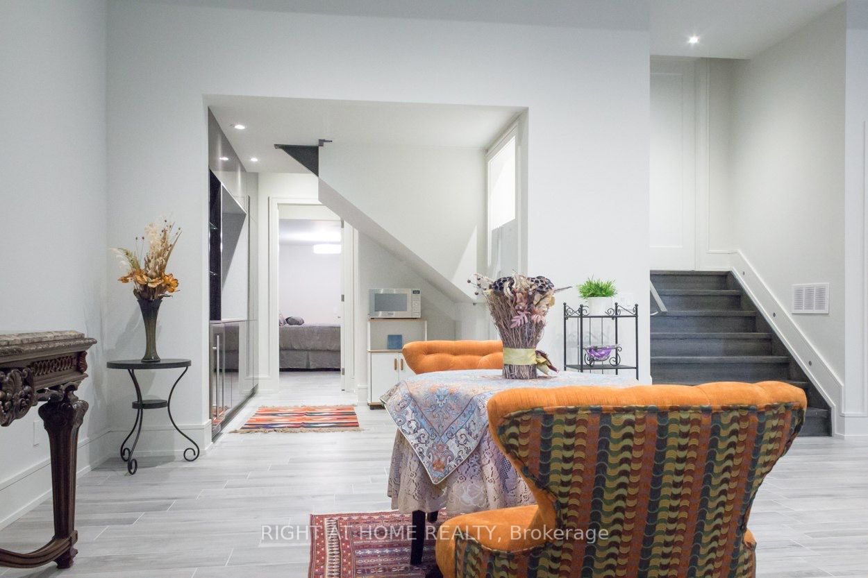 214 Patrica Ave Lower