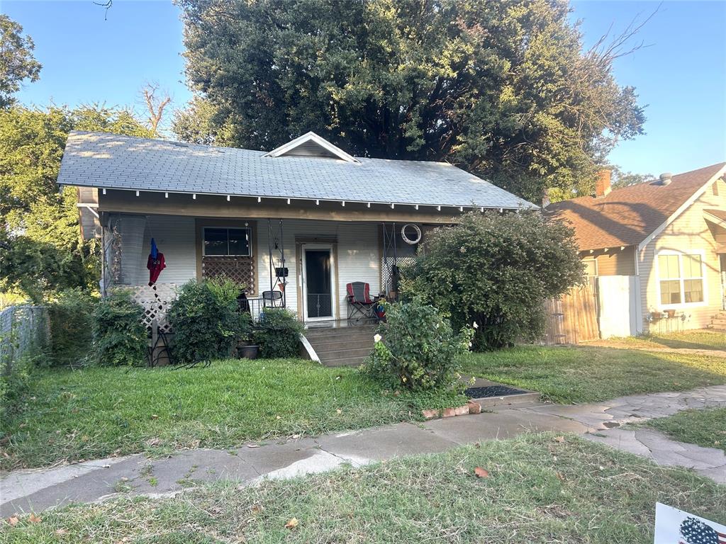 PLEASE DO NOT SHOW UP WITHOUT AND APPT!! THIS IS AN OWNER OCCUPIED PROPERTY*****PRICED TO SELL*****Investor Special! Great great area in Northside! Needs TLC, but will be amazing once you make this place your own. Original hardwood floors, large rooms, huge lot! Centrally located to everything. Great buy!