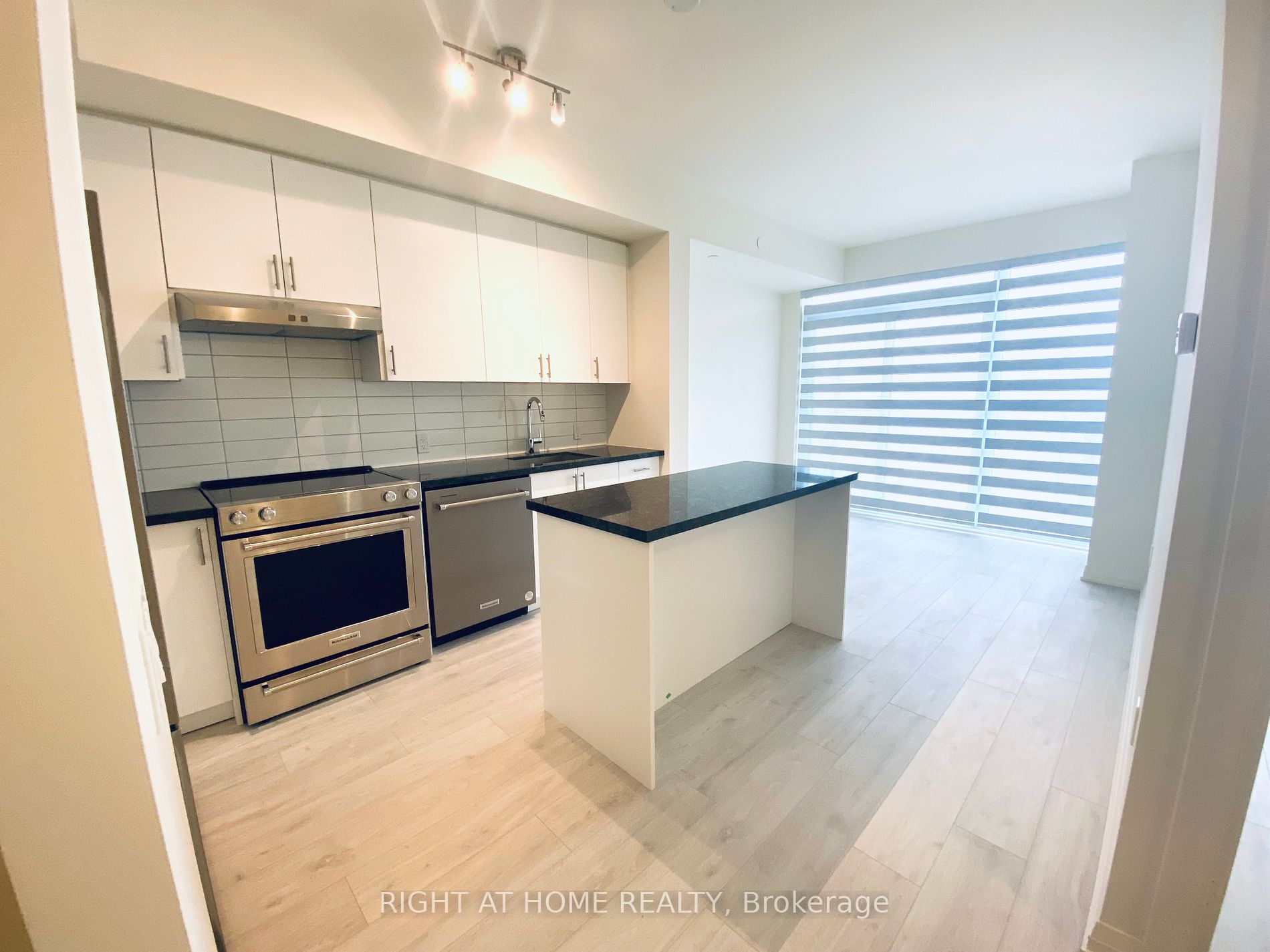 9000 Jane St 2322